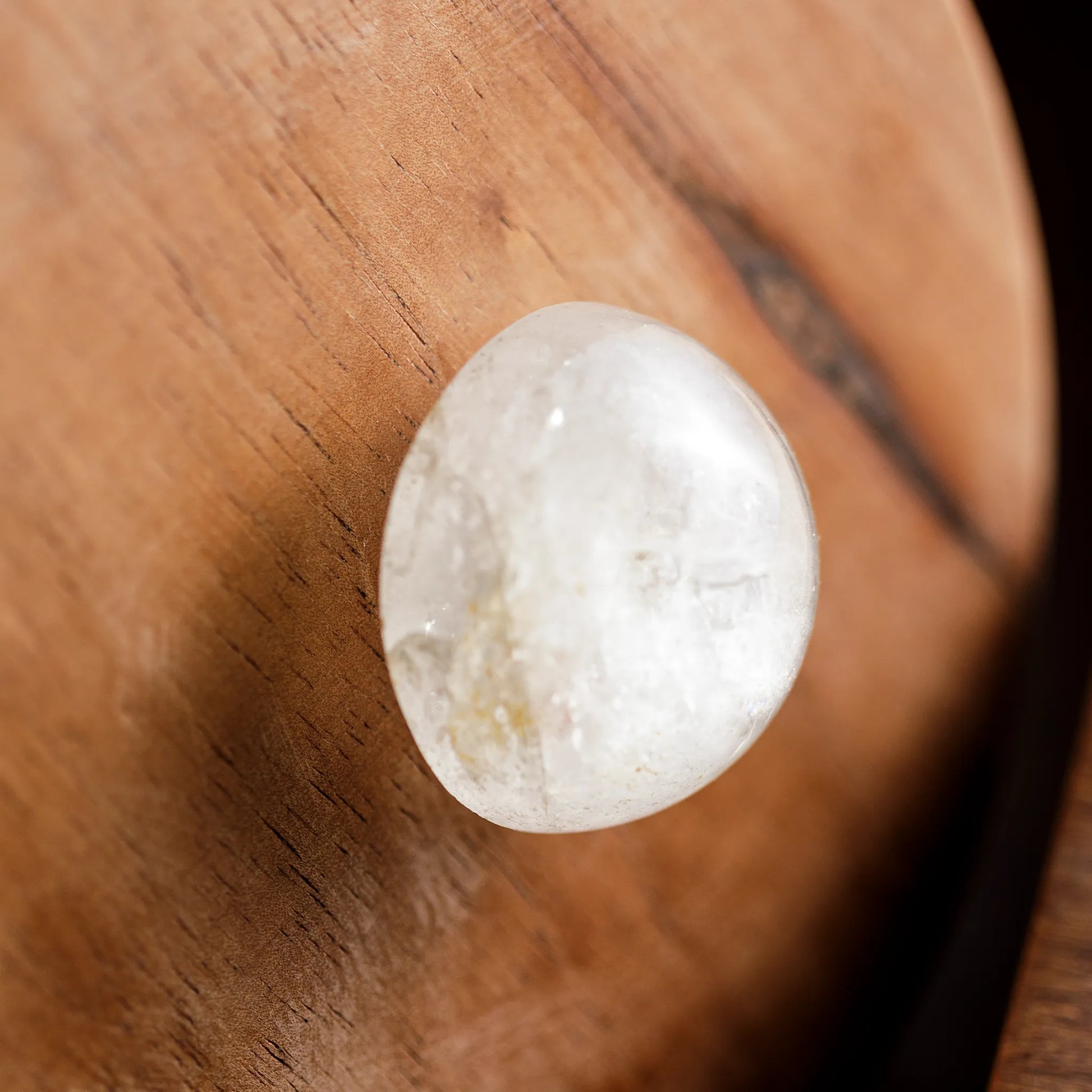 Detalhe da pedra na tampa do Balde Isotérmico Madeira Bravata.