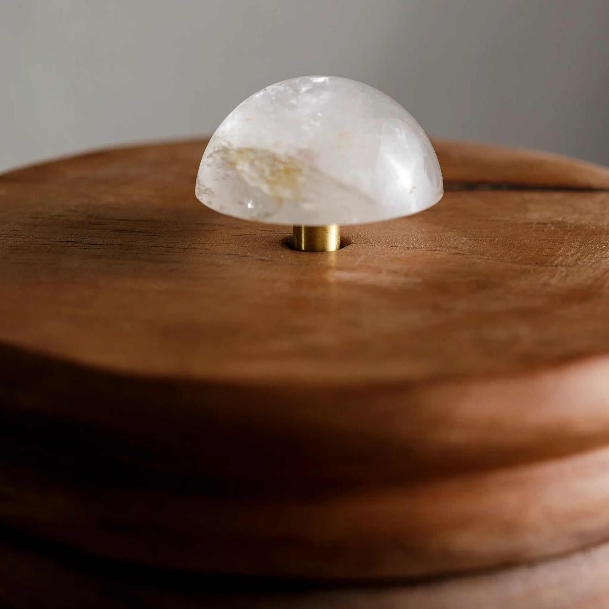 Detalhe da pedra na tampa do Balde Isotérmico Madeira Bravata.