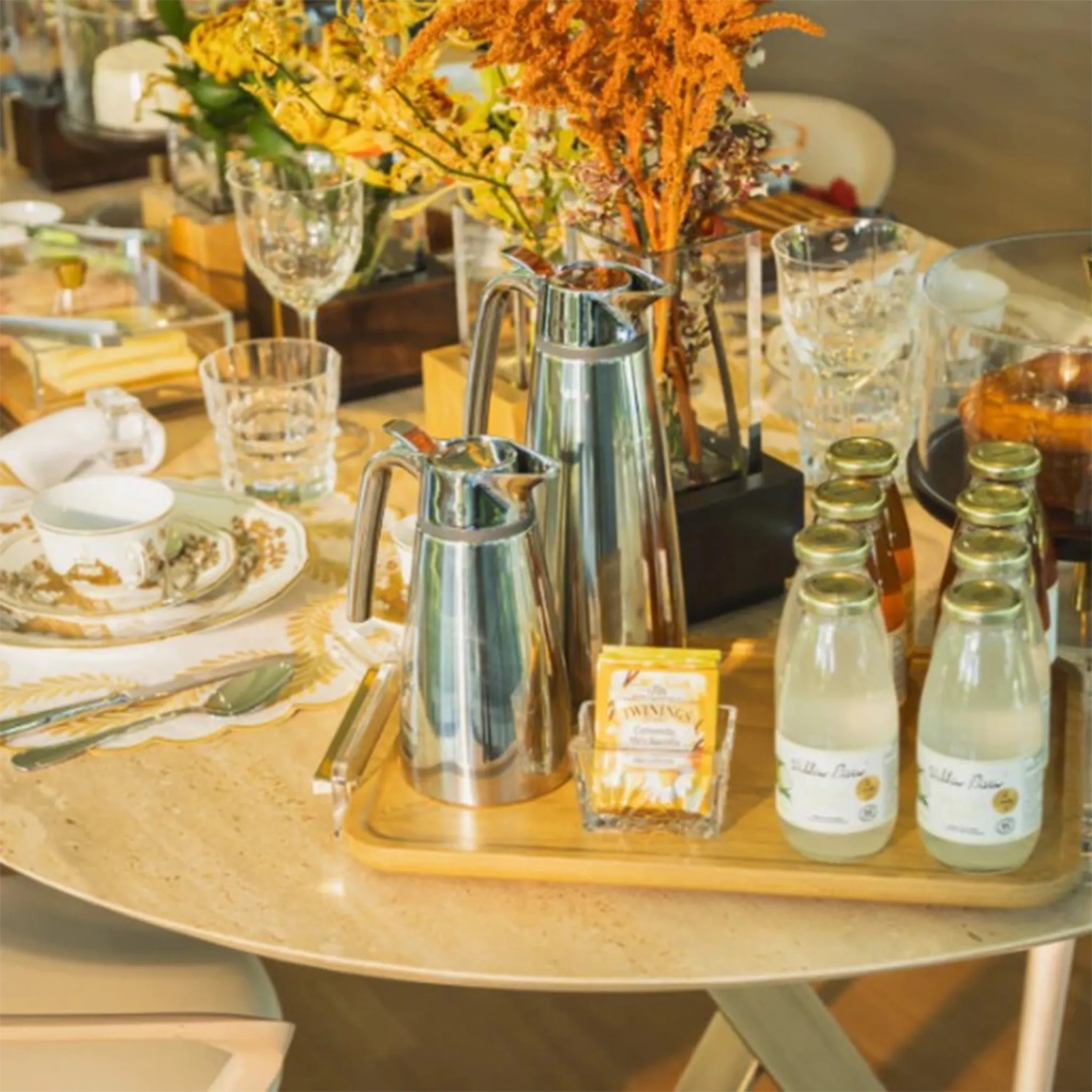 Bandeja Tauari Alenya ambientada em mesa com sucos e jarras em cima.
