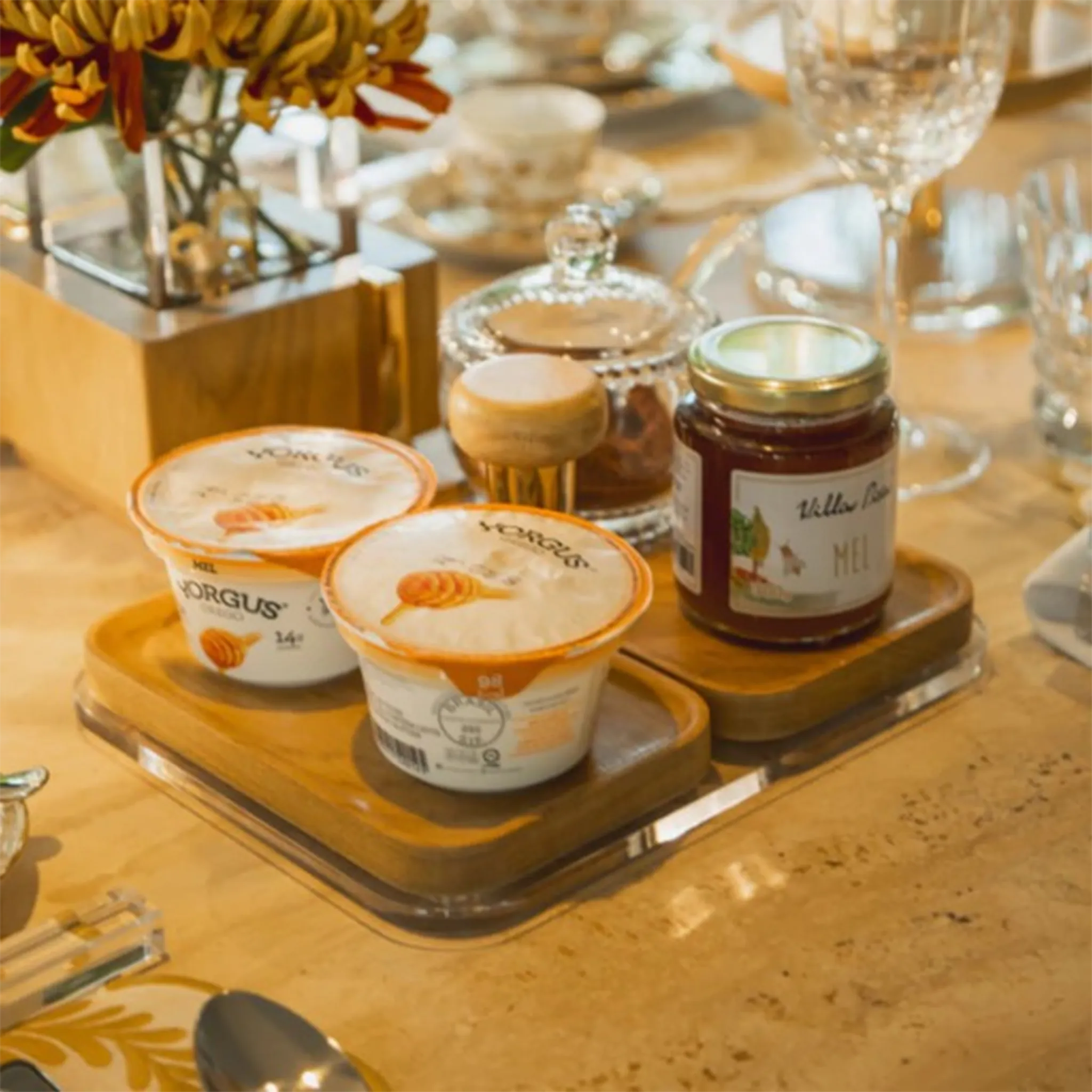 Base de Apoio Tauari Alenya ambientada em cima de mesa de madeira.