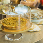 Boleira G Tauari Alenya ambientada com comidas e em cima e mesa.