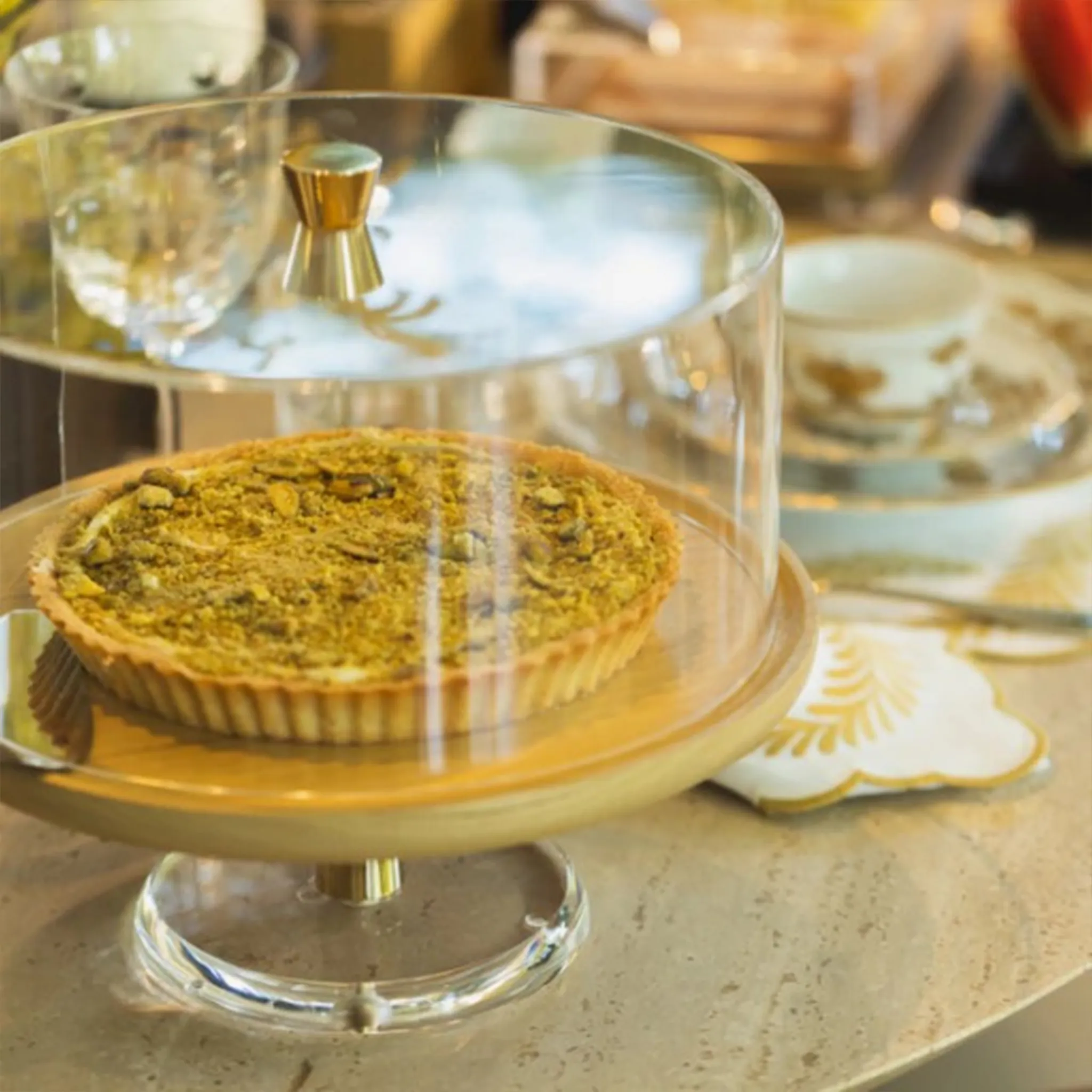 Boleira G Tauari Alenya ambientada com comidas e em cima e mesa.