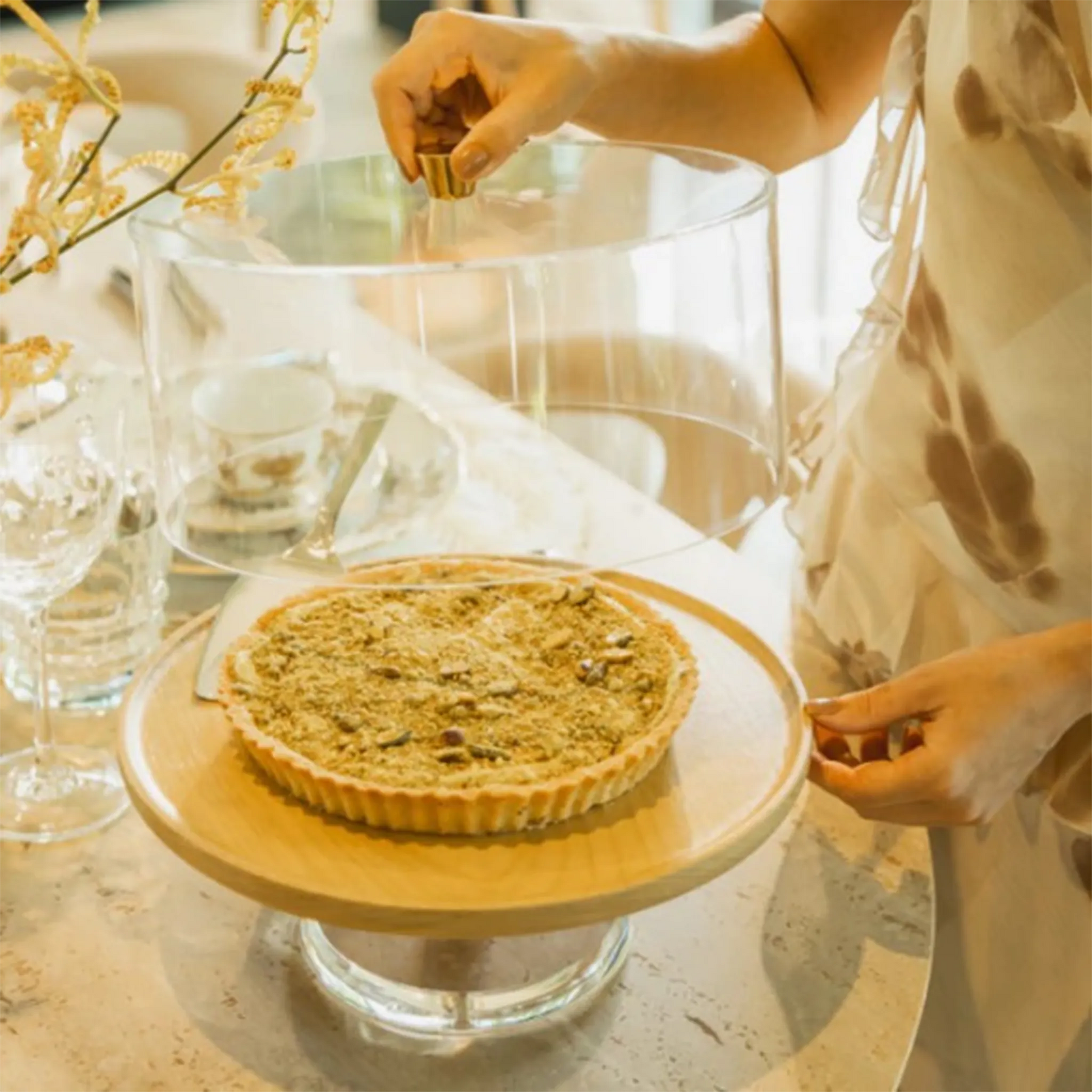 Boleira G Tauari Alenya sendo aberta por uma mulher.