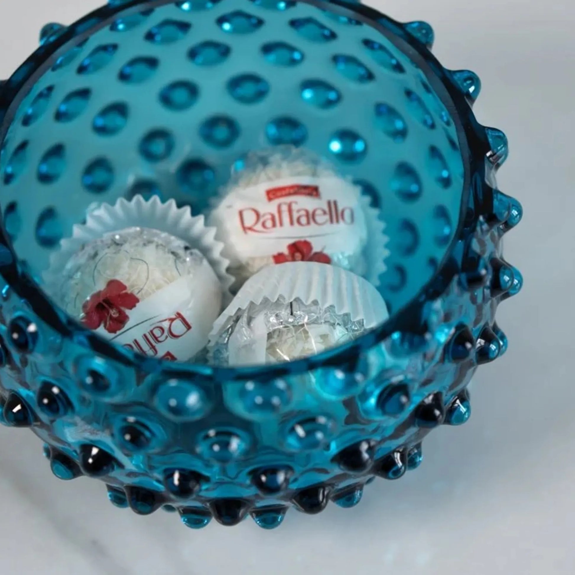 Bowl Hobnail Aquamarine ambientado em mesa de pedra com doces dentro.