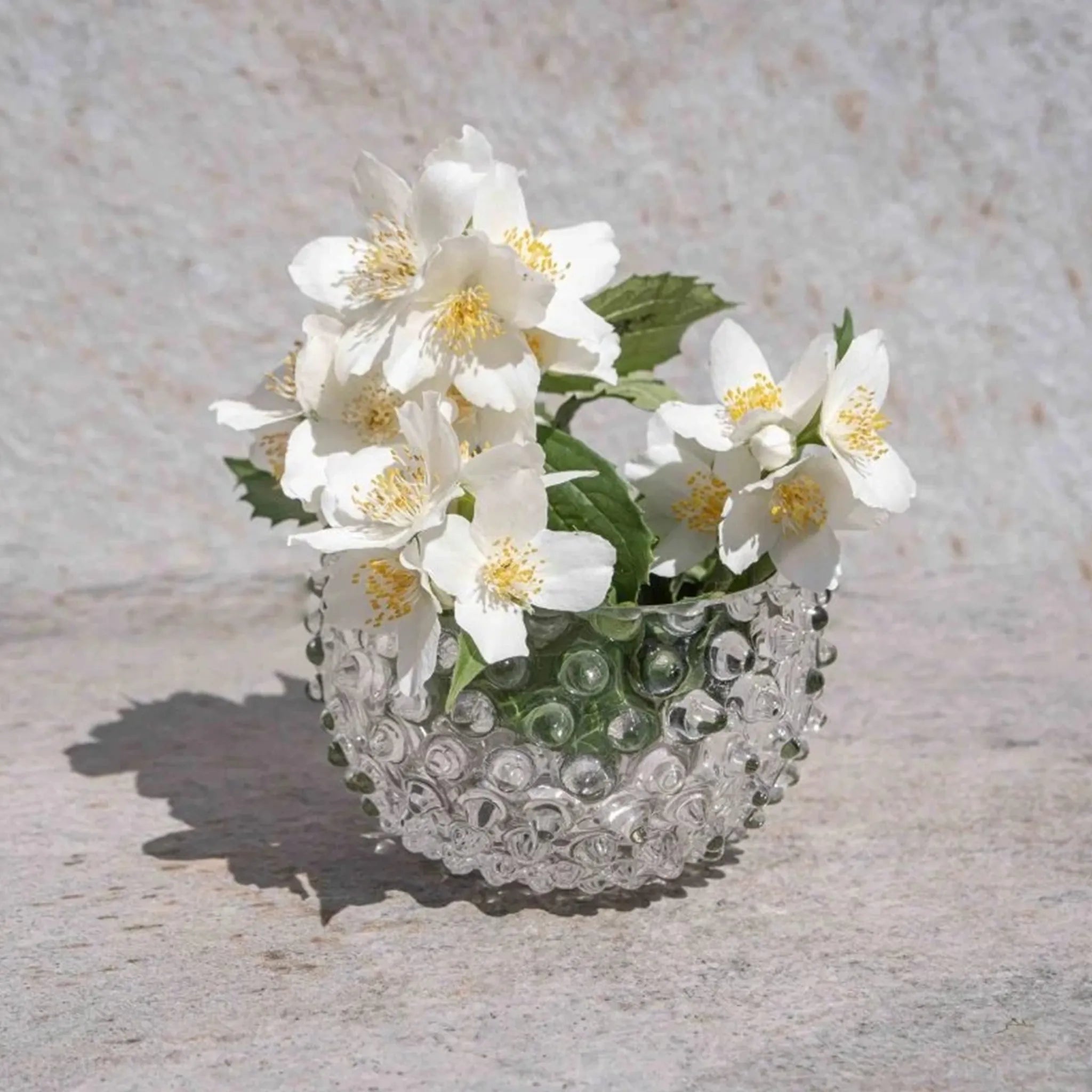 Bowl Hobnail Cristal ambientada com flores.