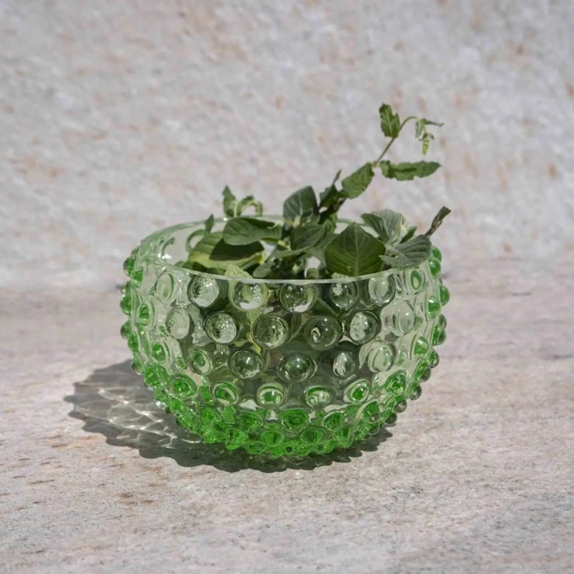 Bowl Hobnail Light Green ambientada com flores.