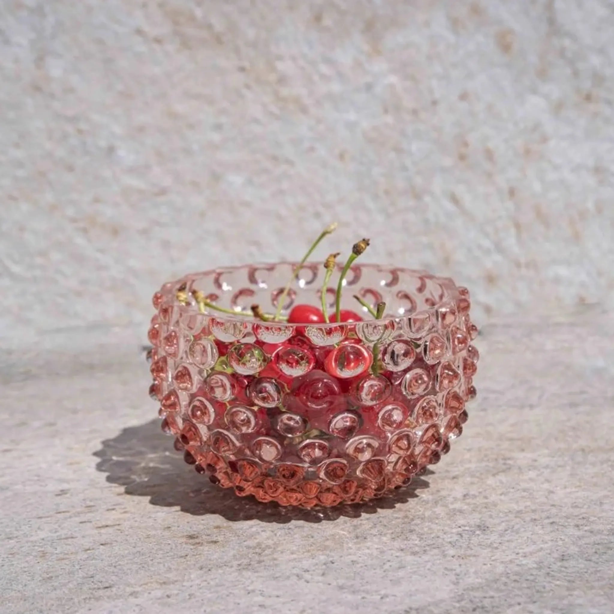 Bowl Hobnail Rosaline ambientado com cerejas.