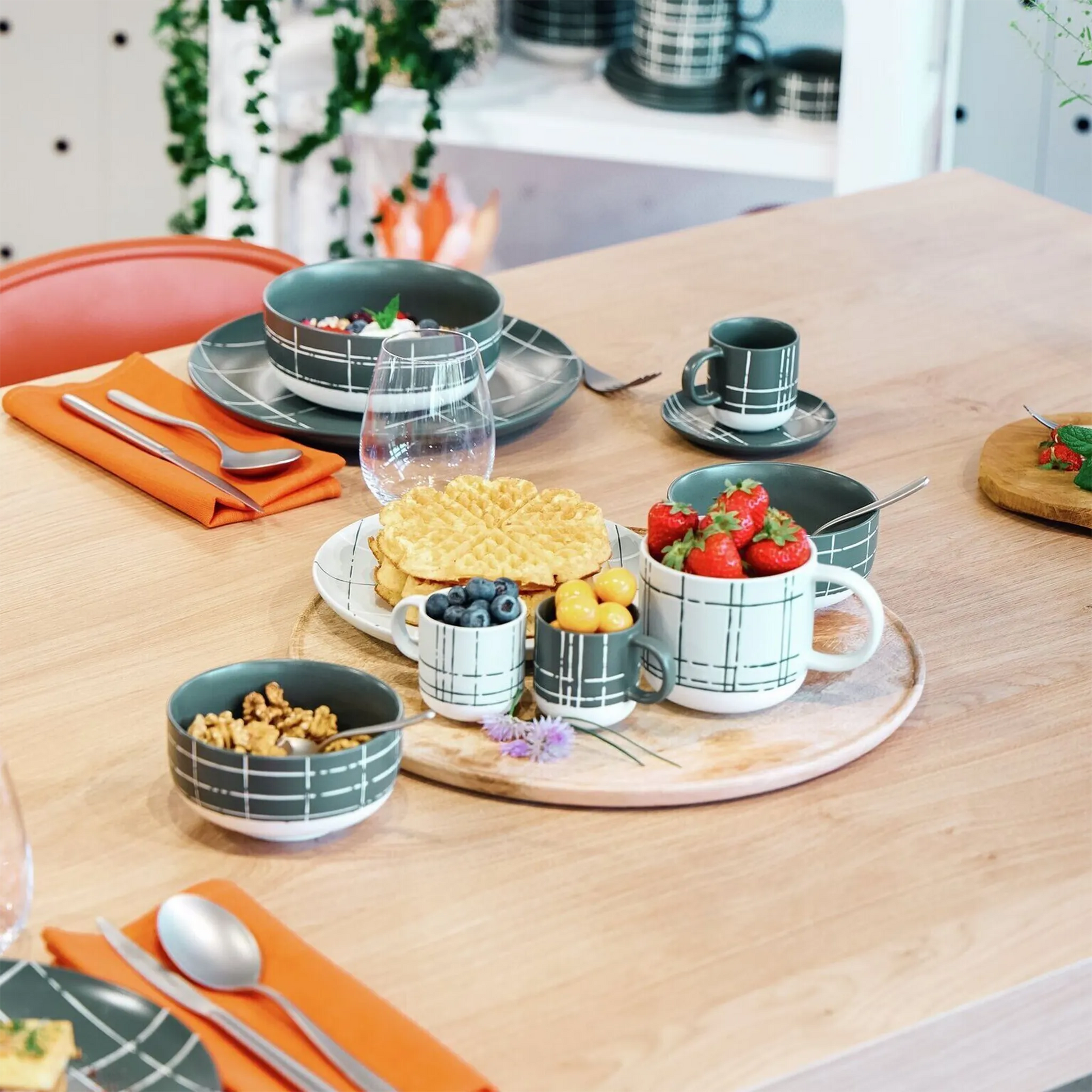 Bowl Karo Verde Escuro ambientado em mesa posta com outros produtos da coleção Karo.