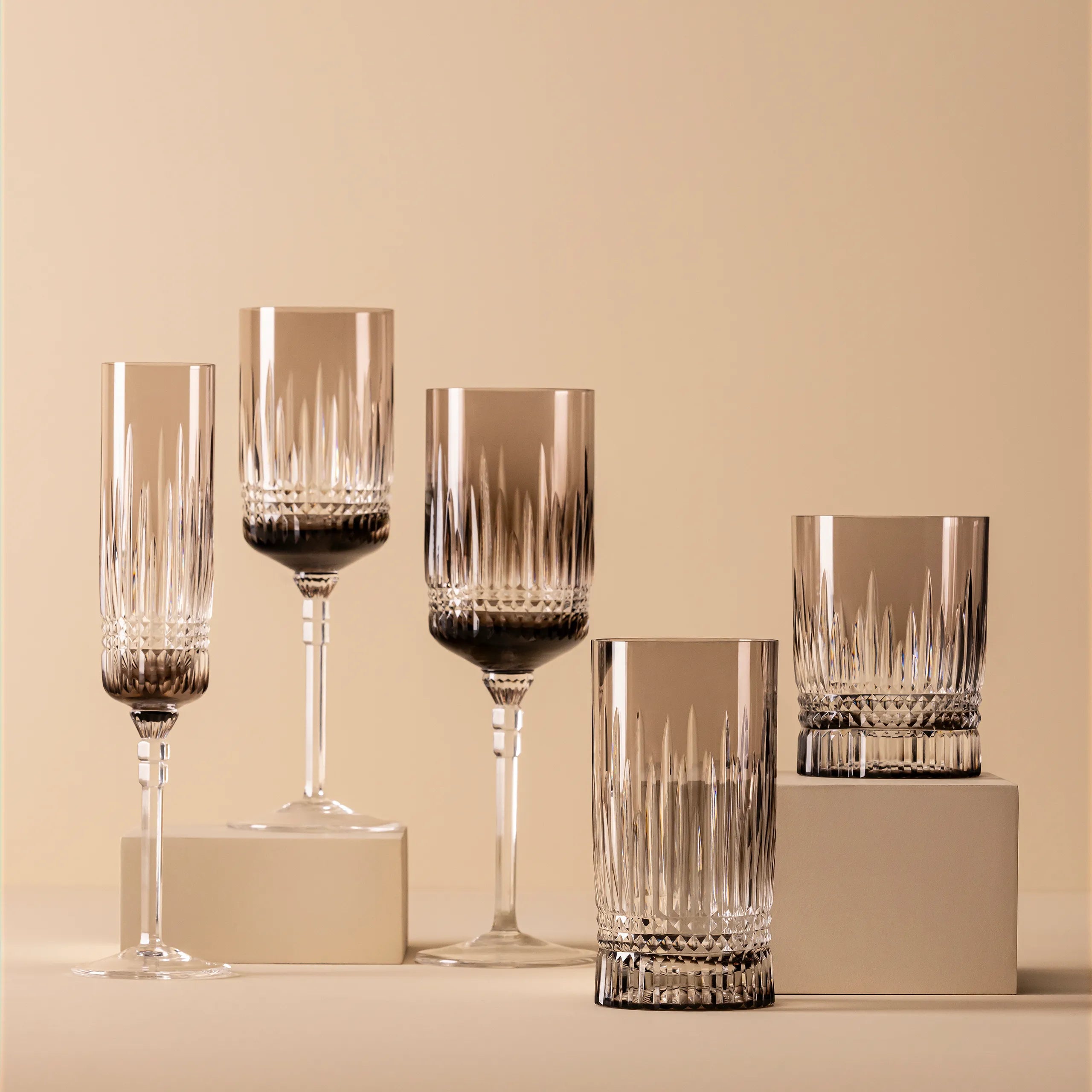 Exposição de copos e taças que compõem a coleção Harmonia.