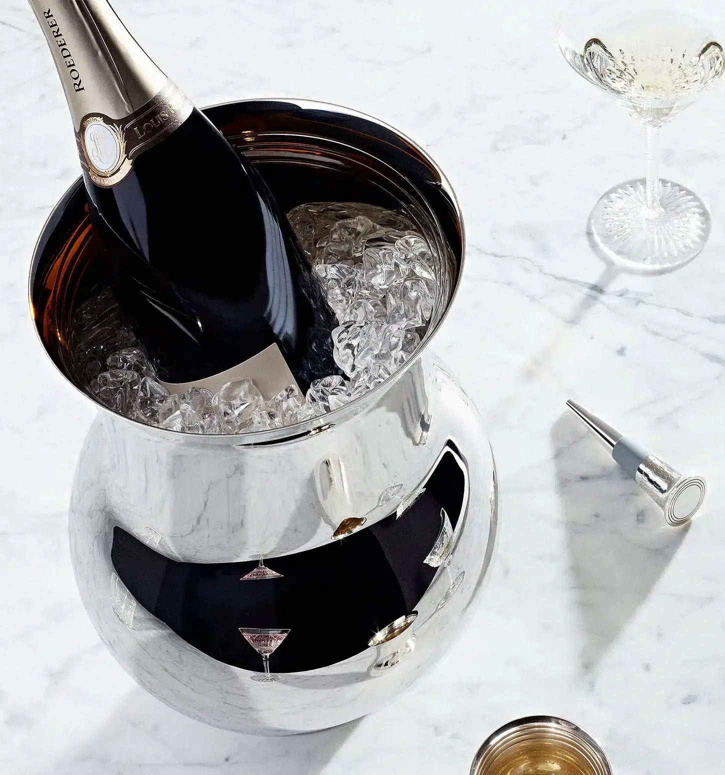 Produtos da marca Shefield Plate compondo um ambiente para brindar.