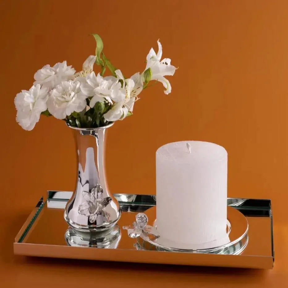 Bandeja prata com vaso e porta vela da marca Shefield Plate.