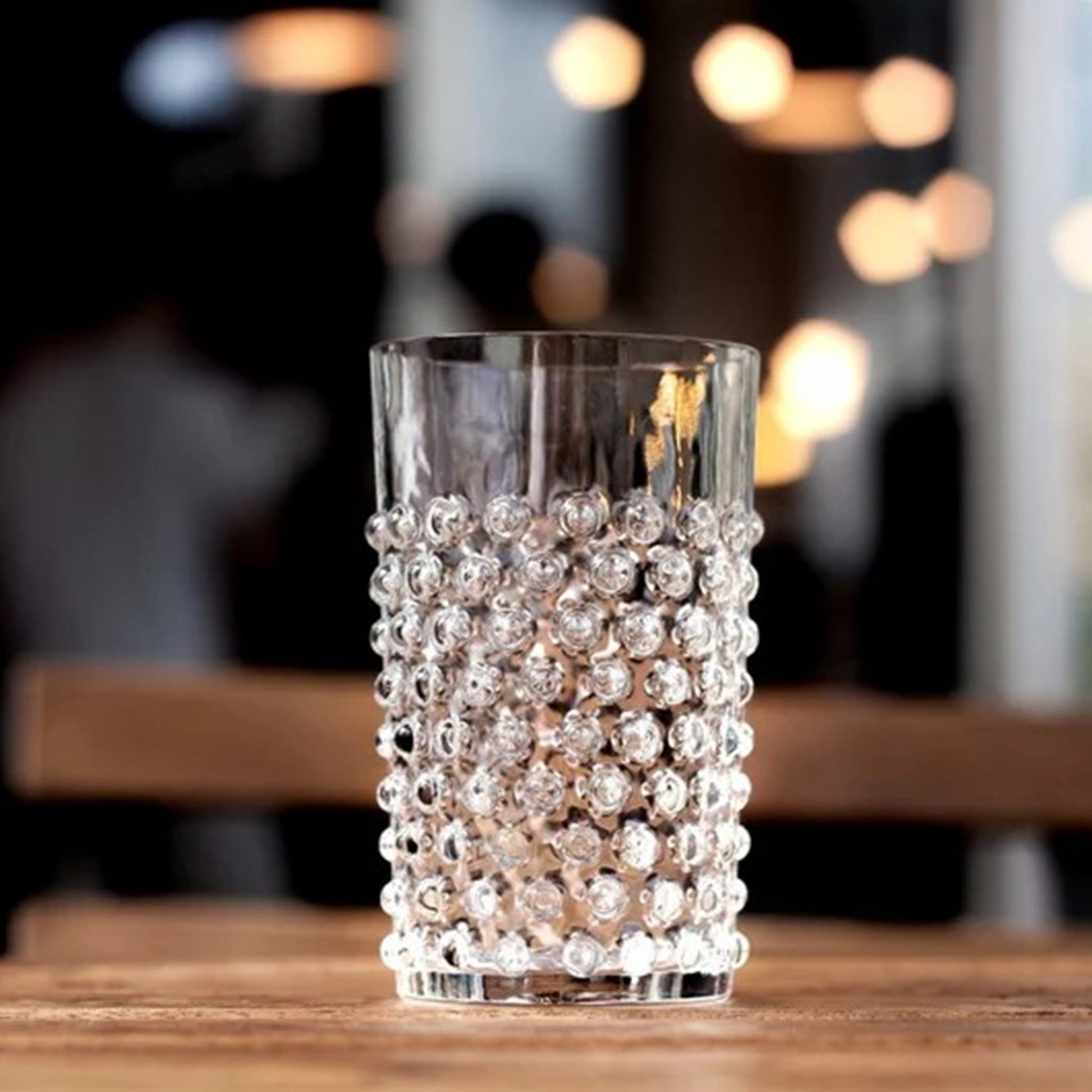 Copo Curto Hobnail Cristal em cima de uma mesa.