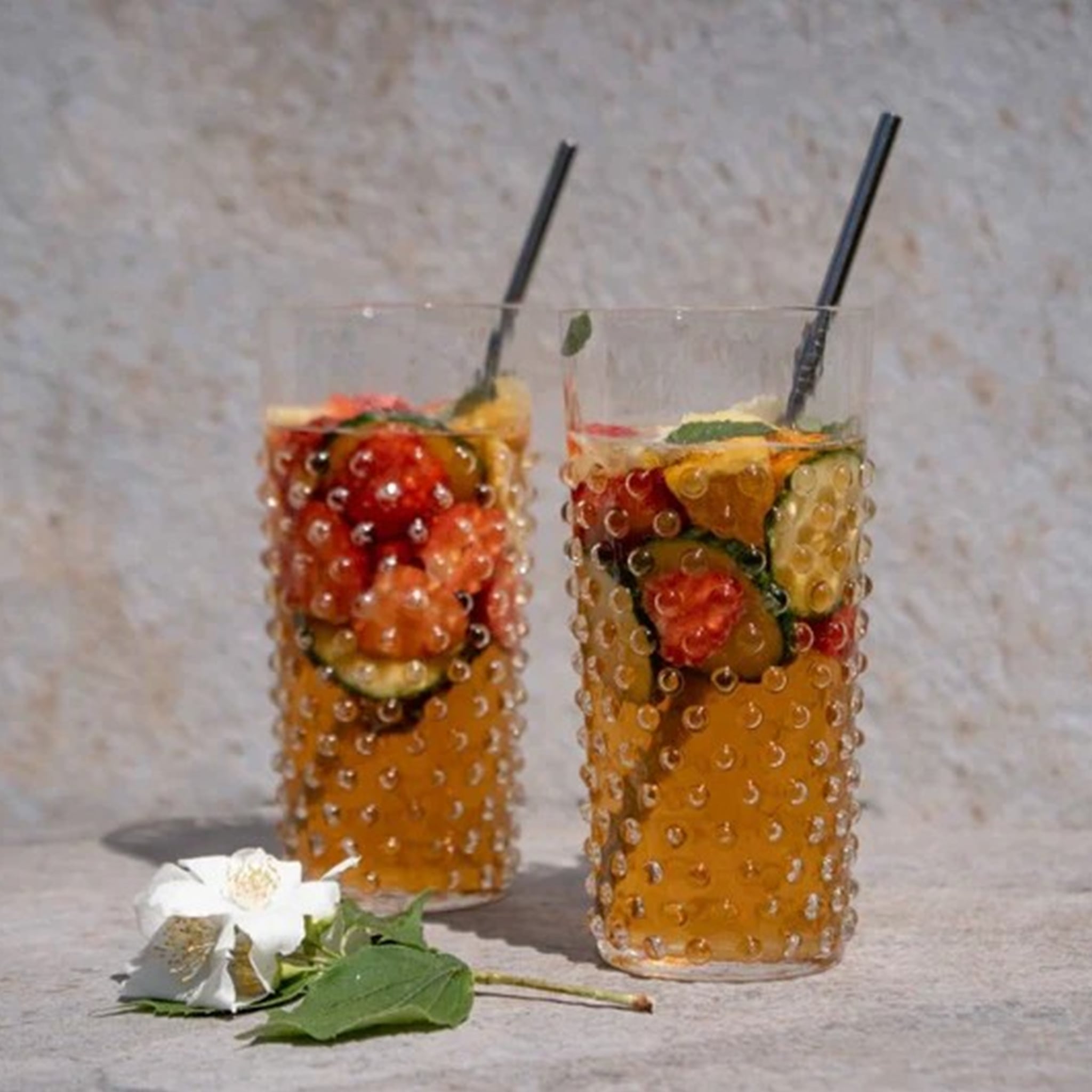Copo Longo Hobnail Cristal com frutas dentro.
