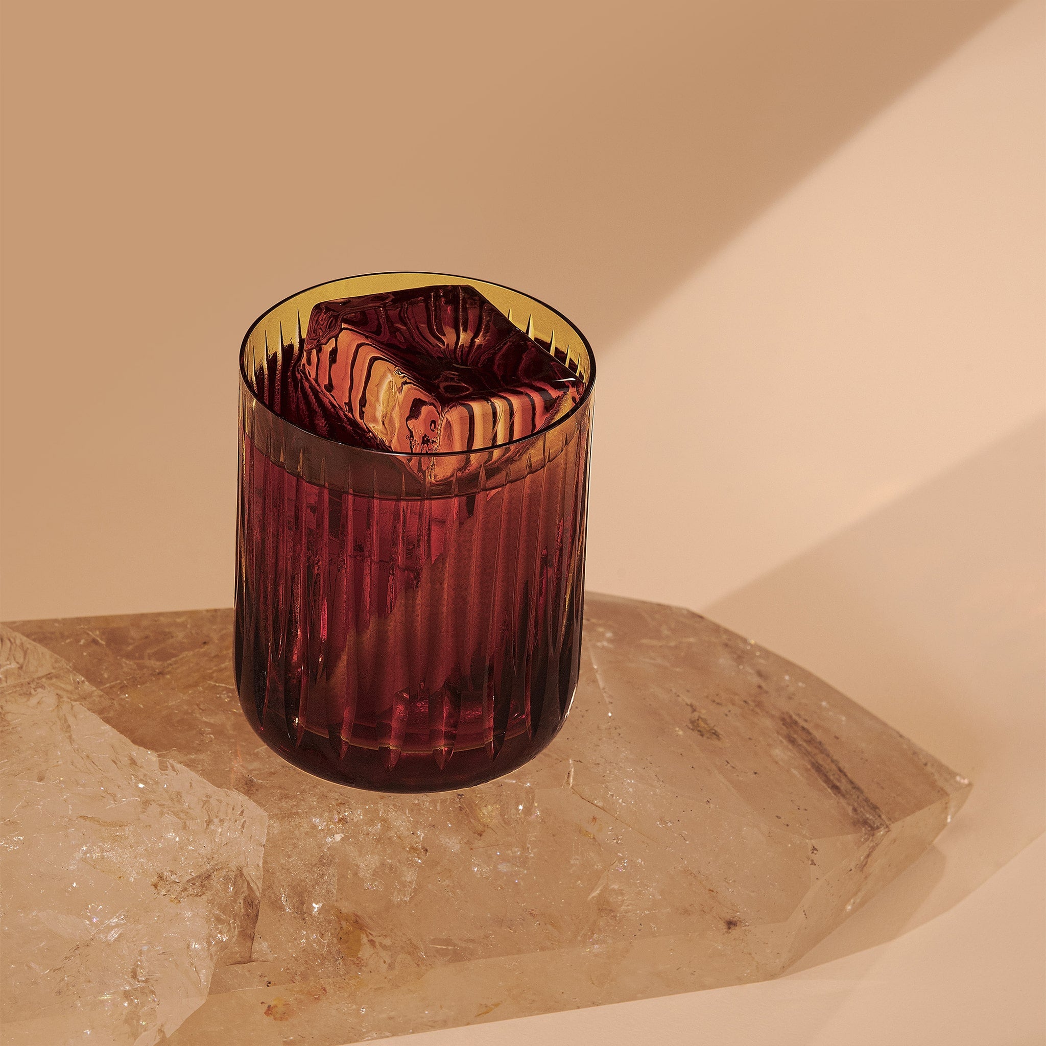 Copo On The Rocks Roma em cima de uma pedra.