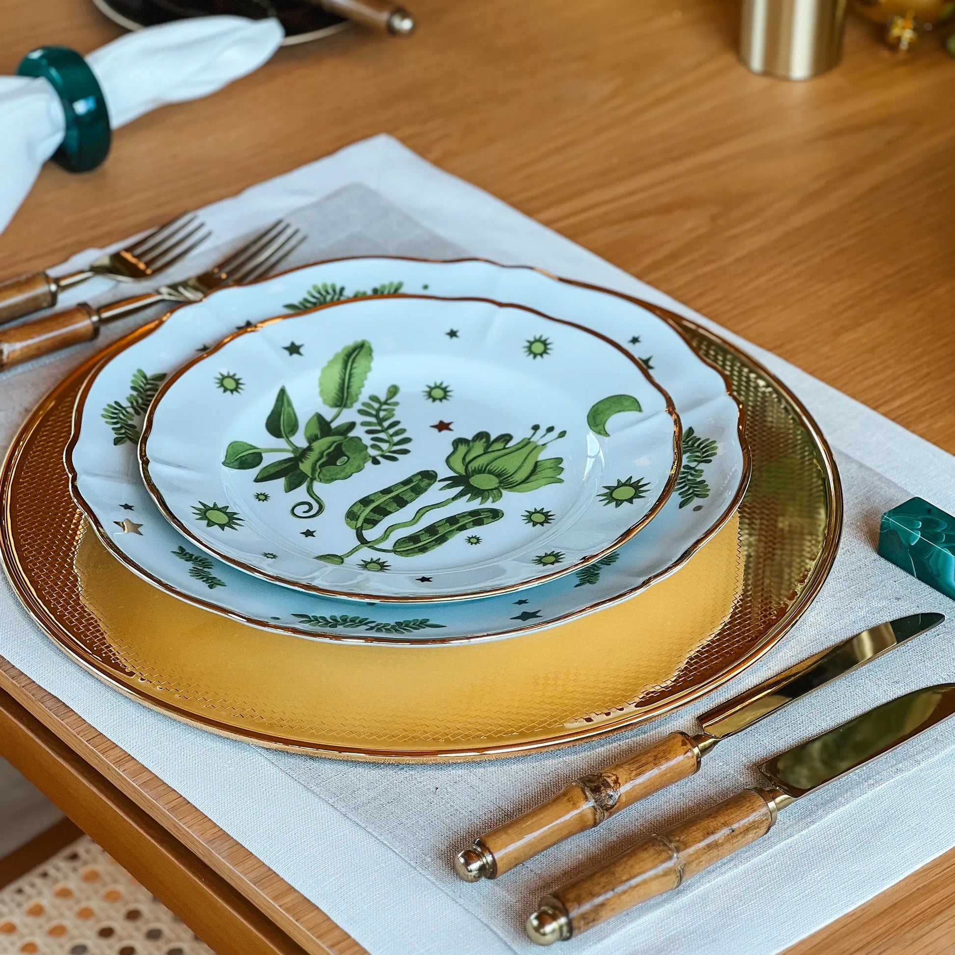 Mesa posta com pratos, talheres, guardanapos de pano e o Descanso de Talher Ágata Verde Quadrado.