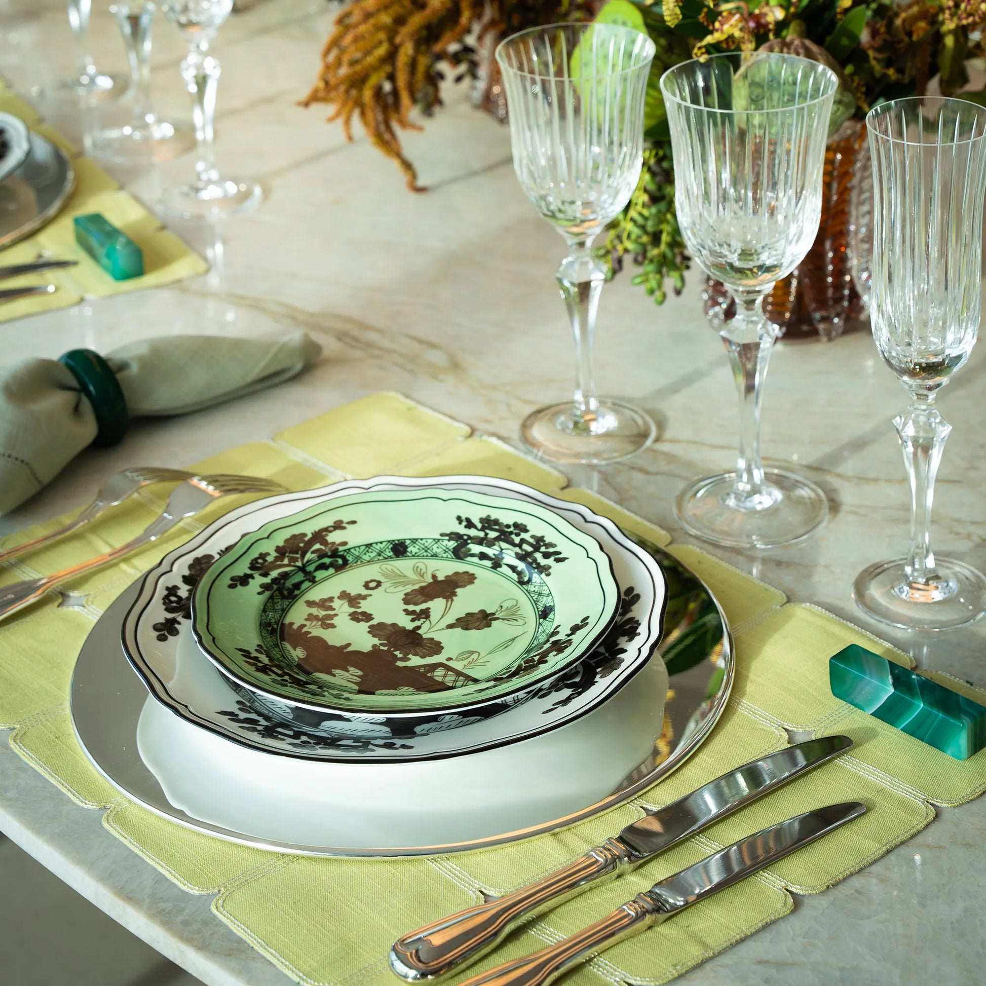 Mesa posta com pratos, talheres, guardanapos de pano, taças e o Descanso de Talher Ágata Verde Quadrado.