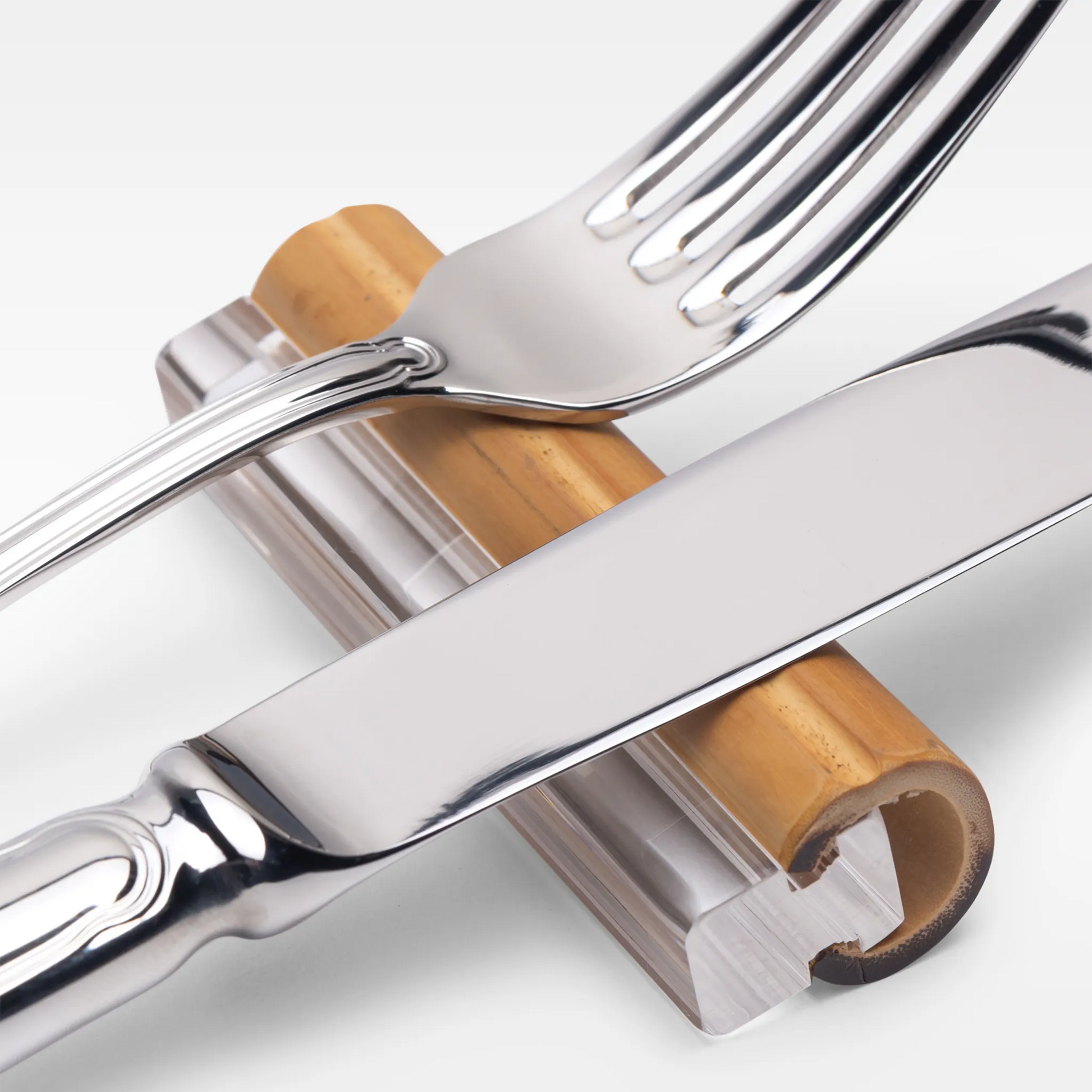 Descanso de Talher Bambu com talheres em cima.