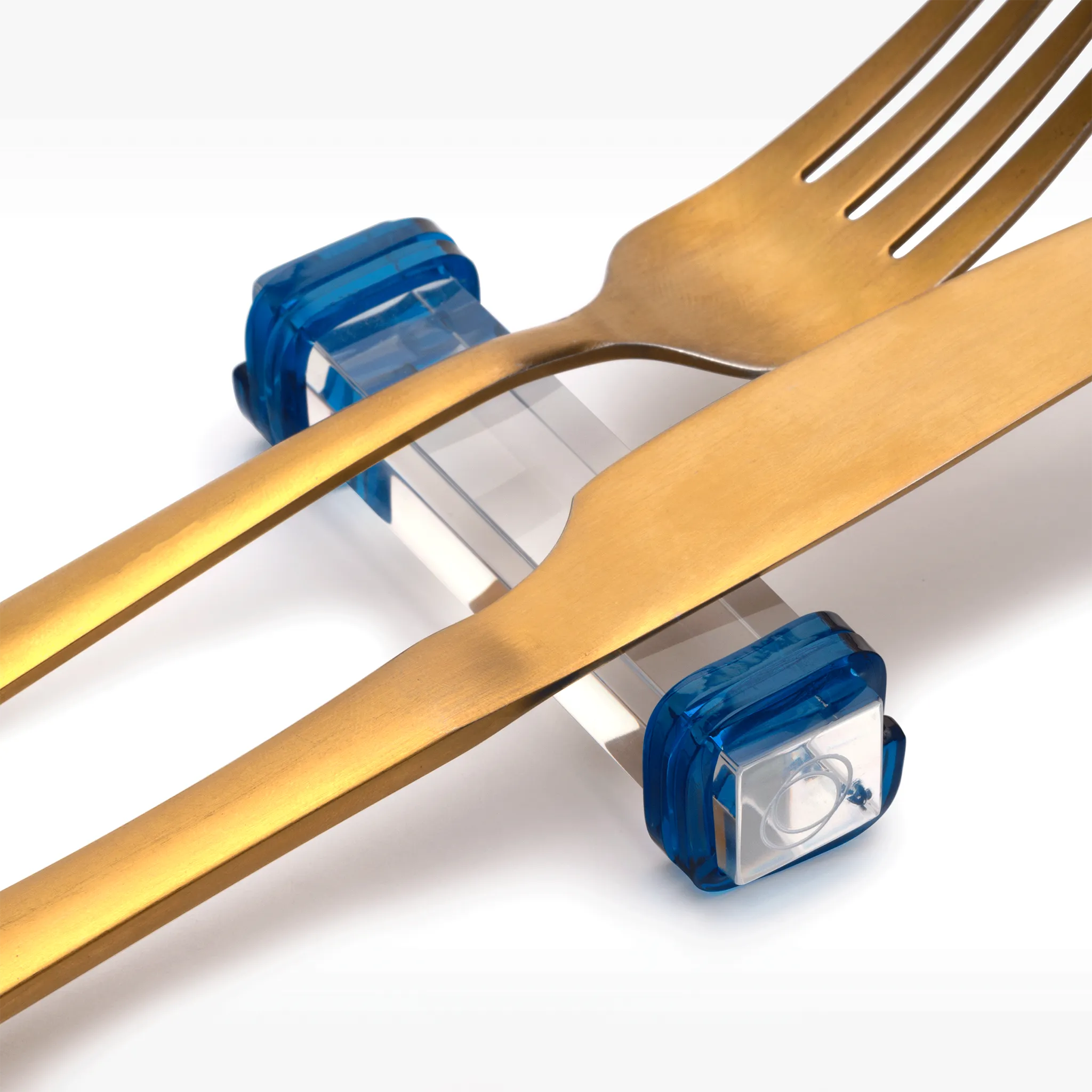 Descanso de Talher Reflex Blue com talheres em cima.