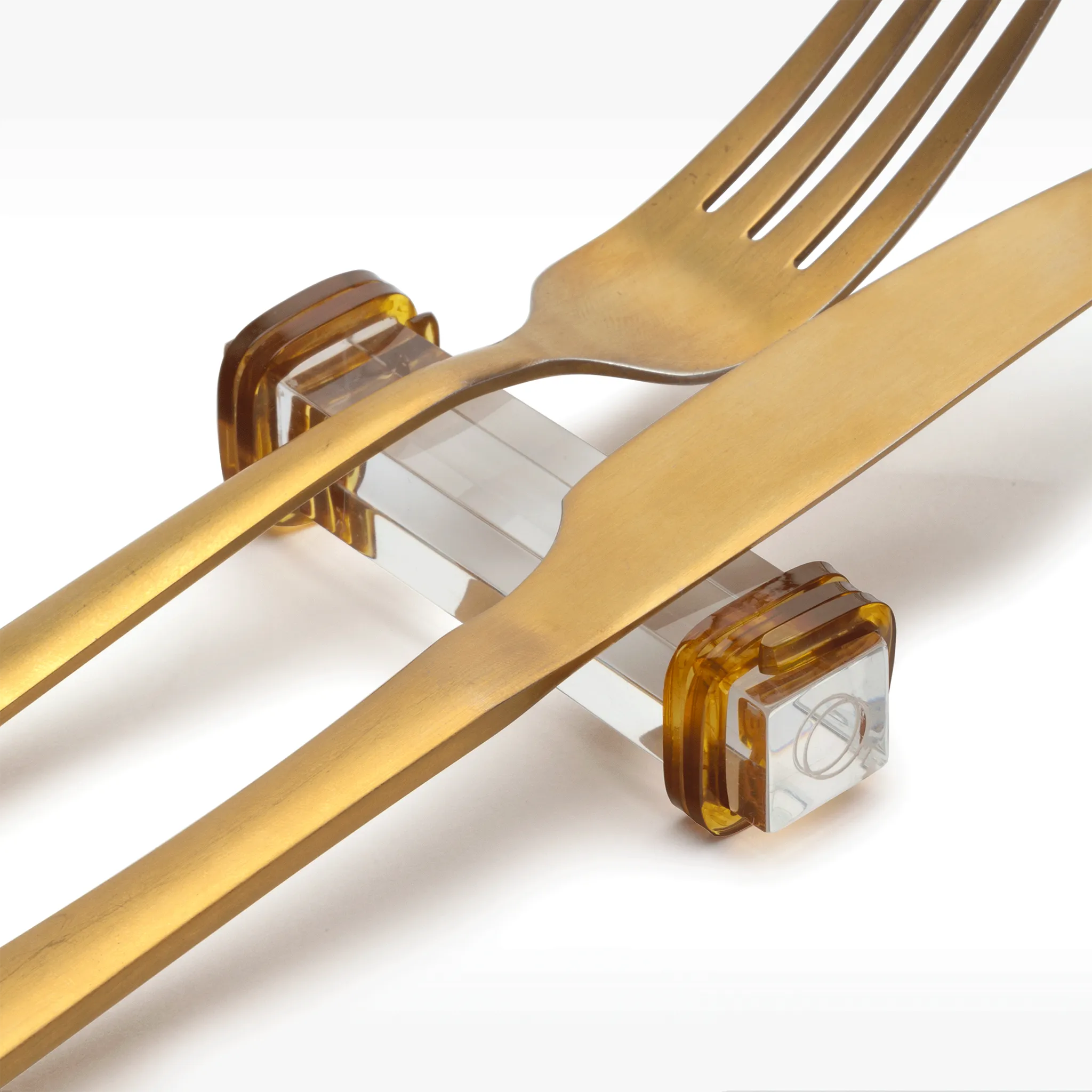 Descanso de Talher Turtle com talheres em cima.