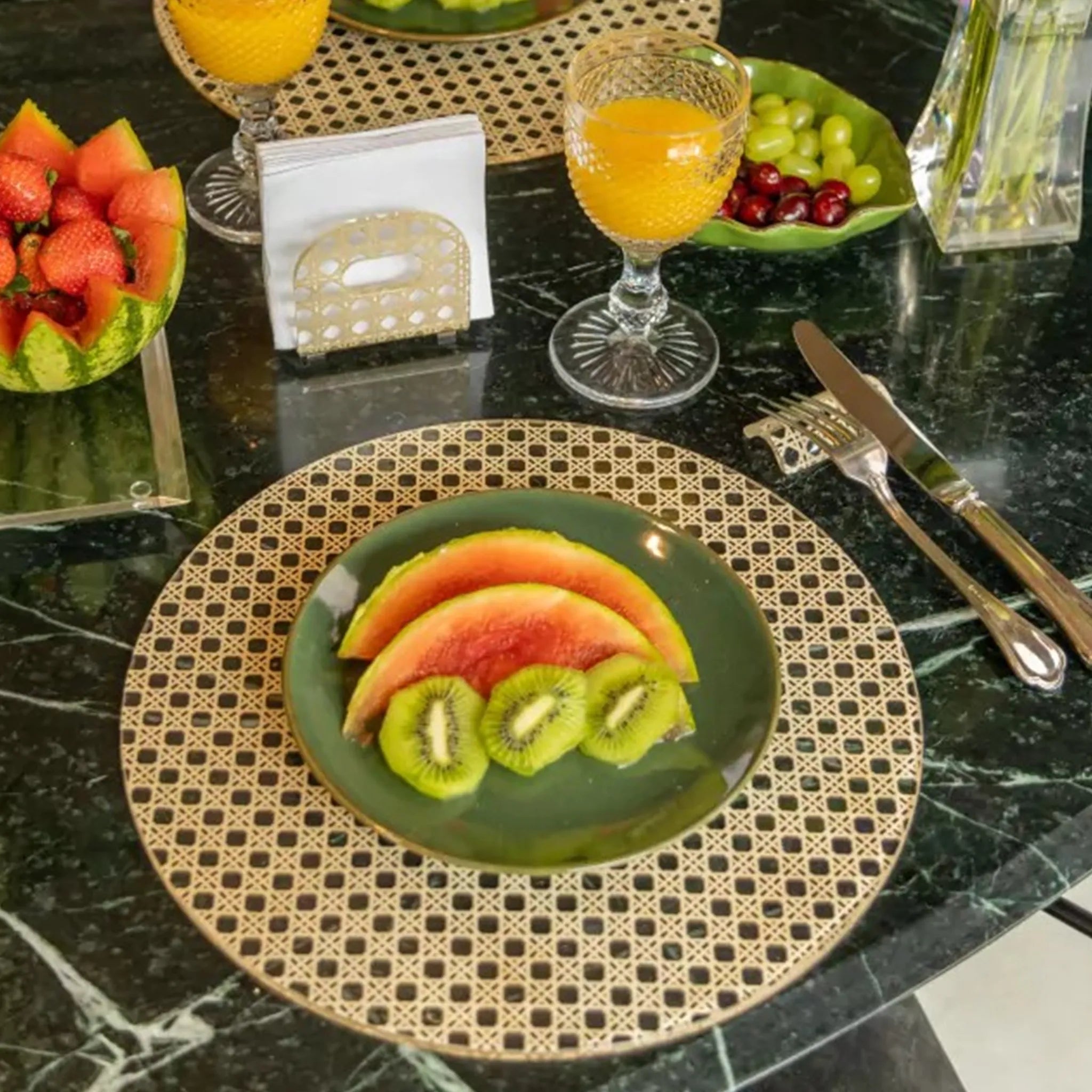 Coleção Vienna ambientada em mesa de pedra, com frutas, sucos e demais utensílios.