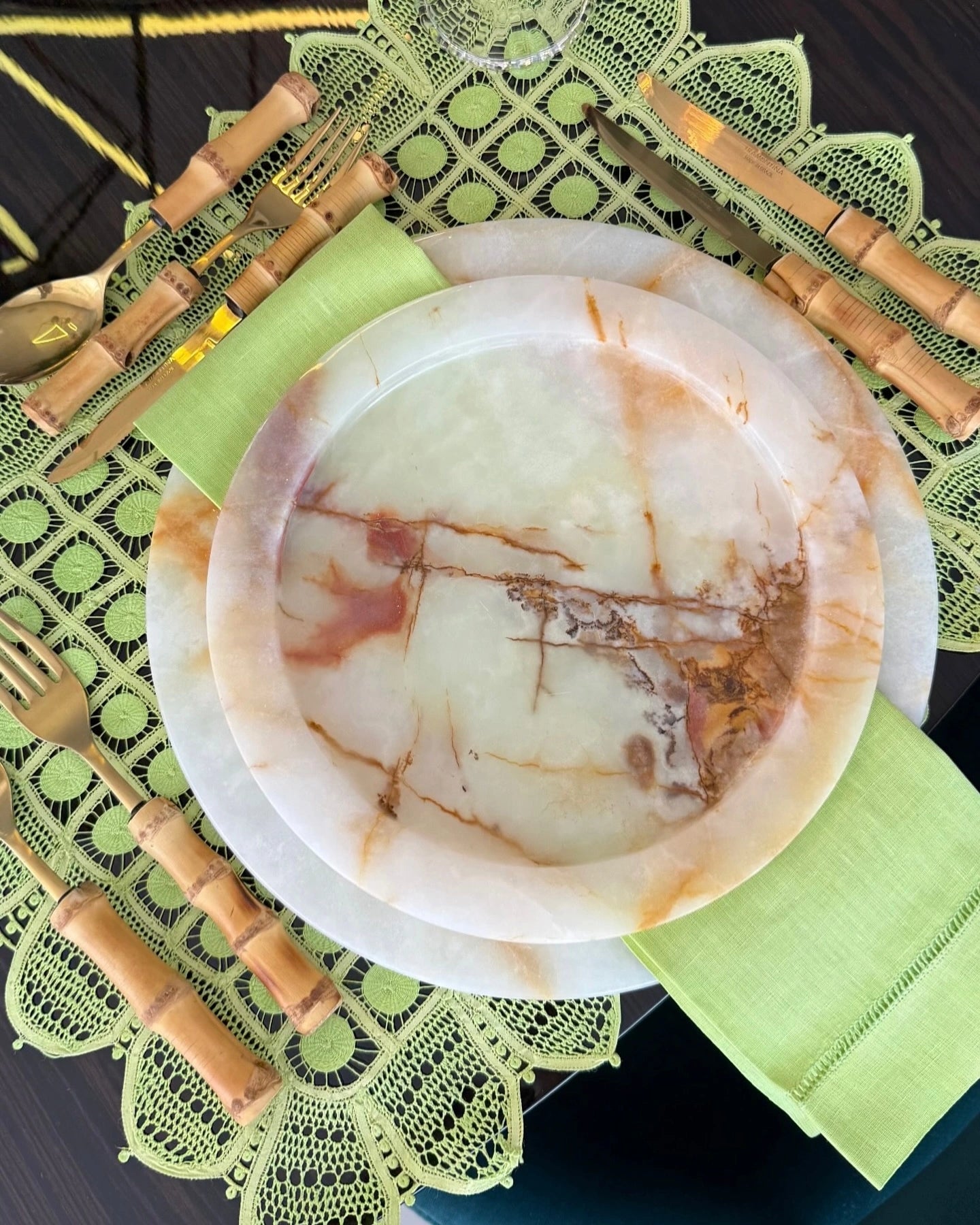 Mesa posta com prato, talheres e guardanapos da marca DV Home.