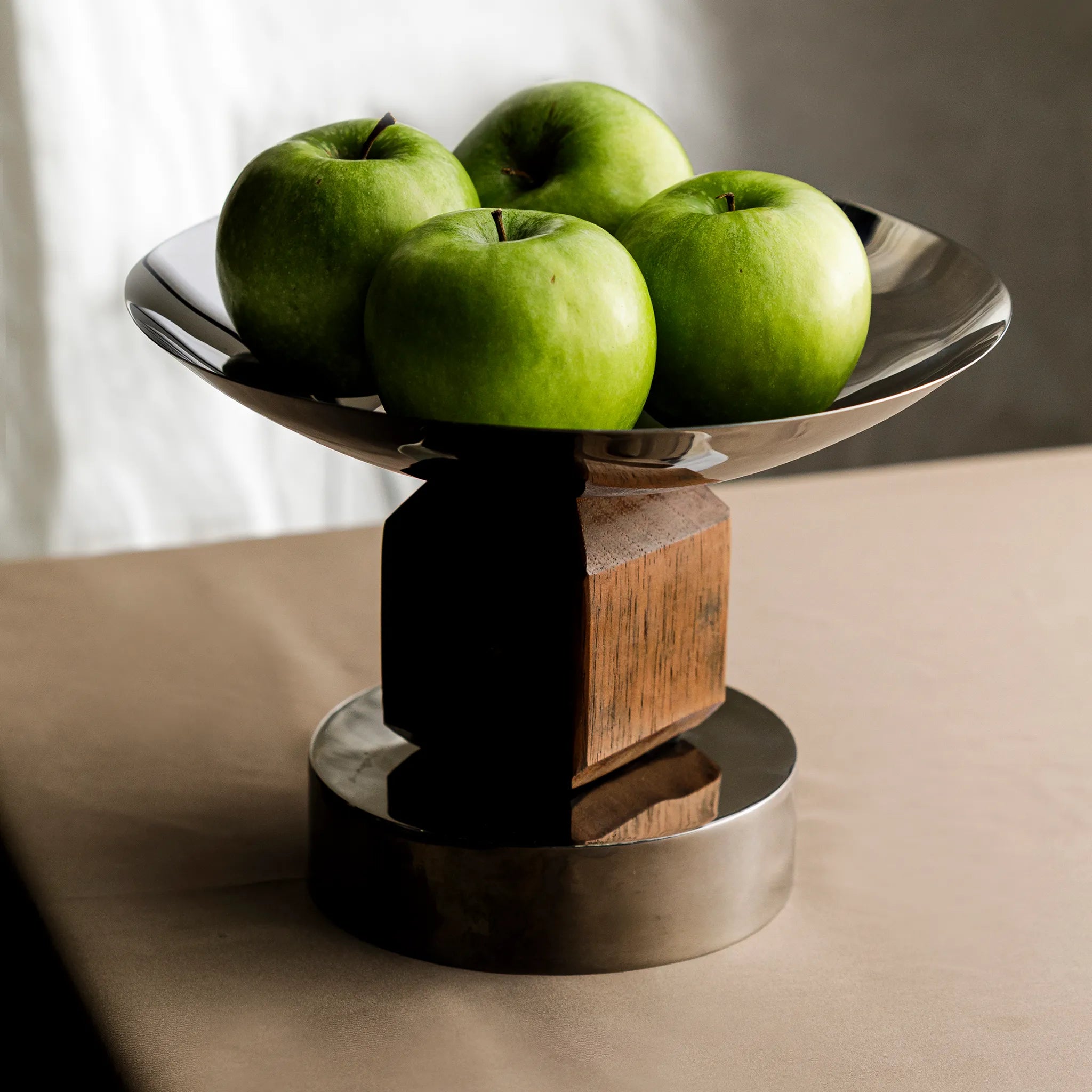 Fruteira Aço Madeira Bravata com maças verdes.