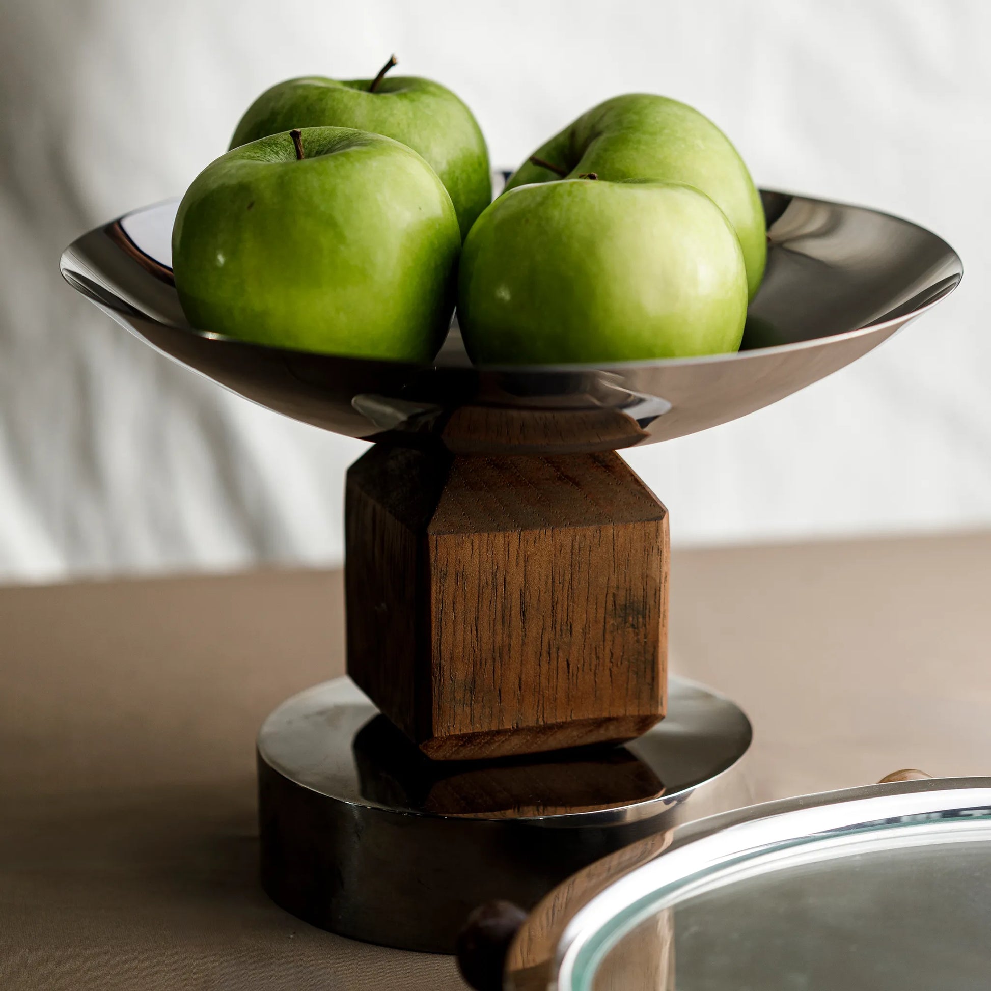 Fruteira Aço Madeira Bravata com maças verdes.