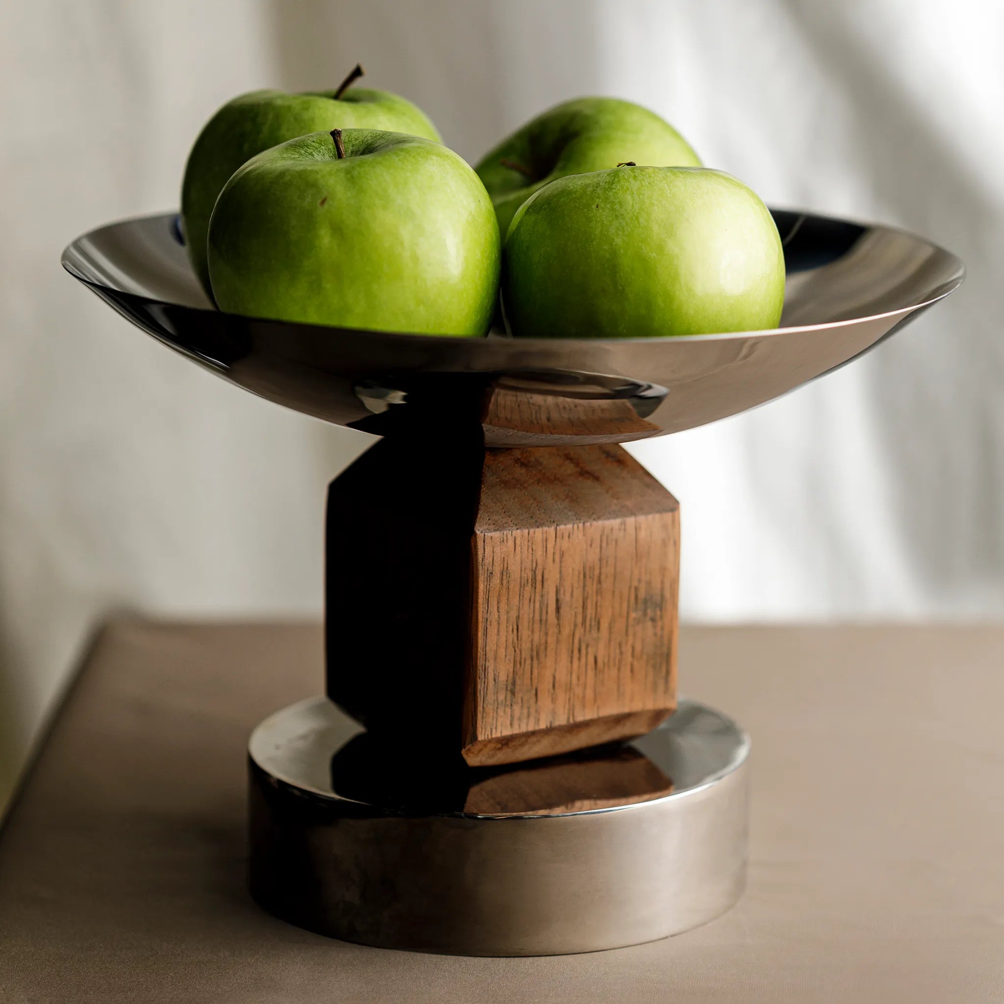 Fruteira Aço Madeira Bravata com maças verdes.