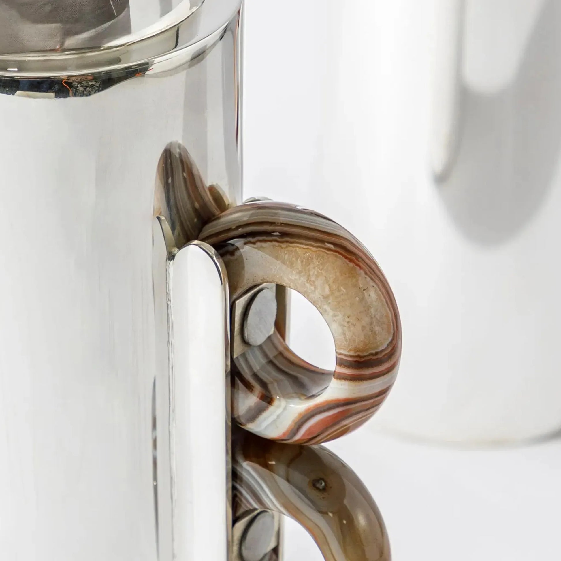 Detalhe da alça em ágata da Garrafa Térmica Prata Com Ágata.