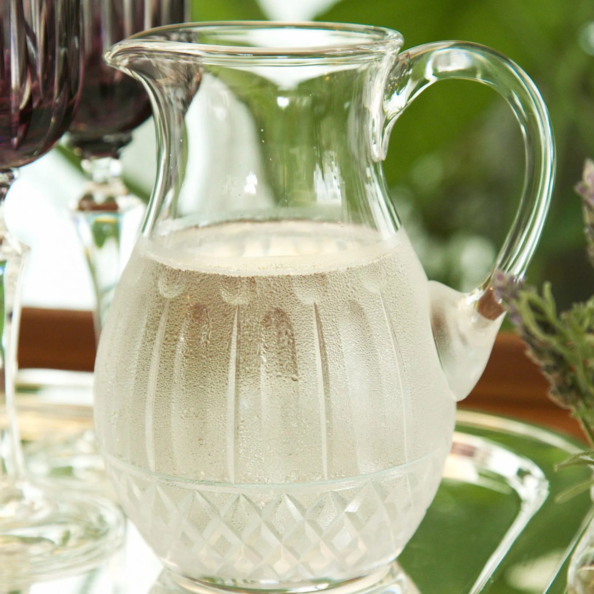 Jarra de Cristal ambientada com água em jardim.