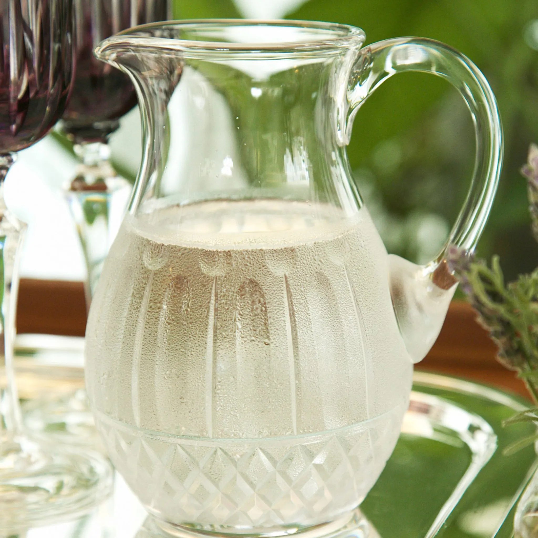 Jarra de Cristal ambientada com água em jardim.