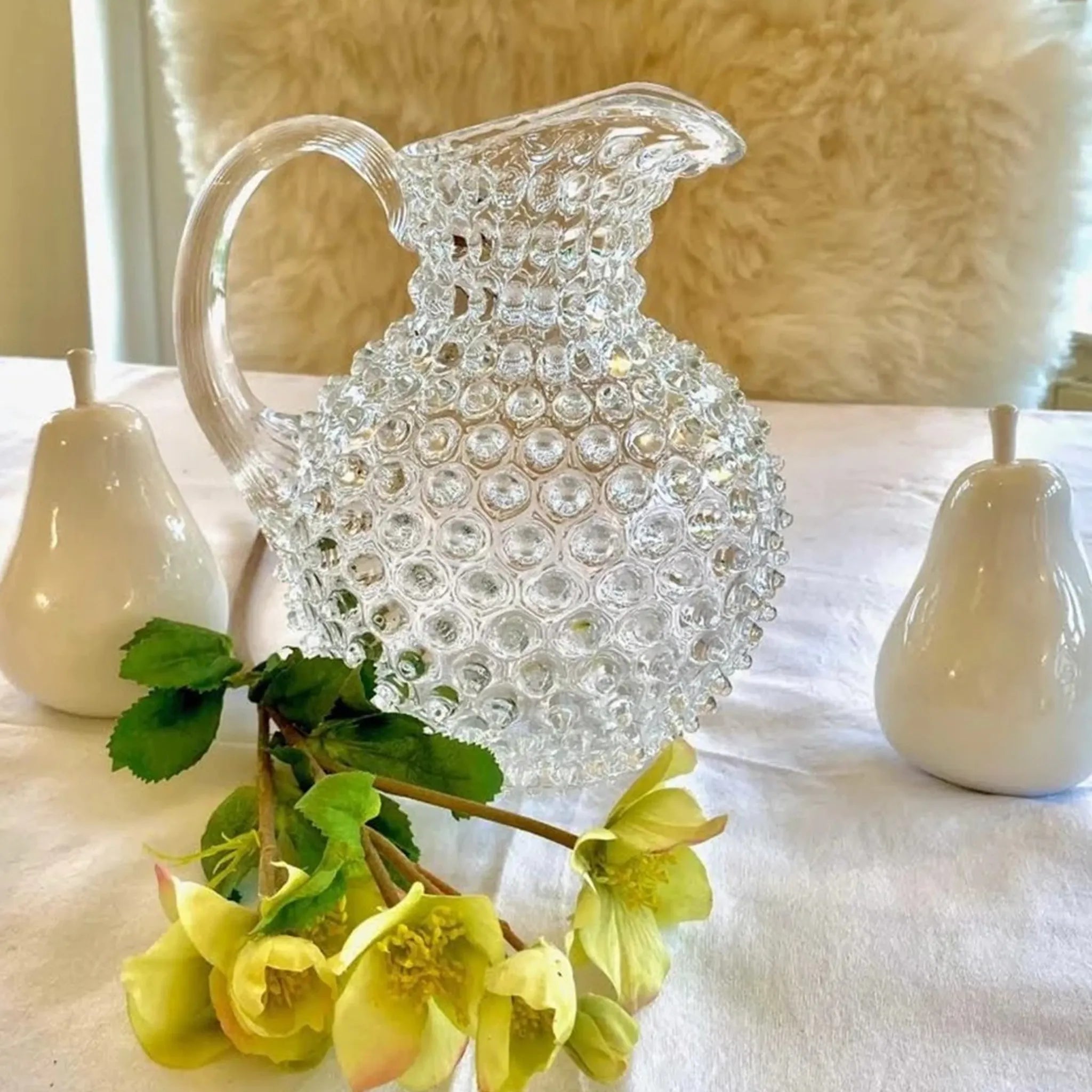 Jarra Hobnail Cristal 2L ambientada em mesa com decorativos.