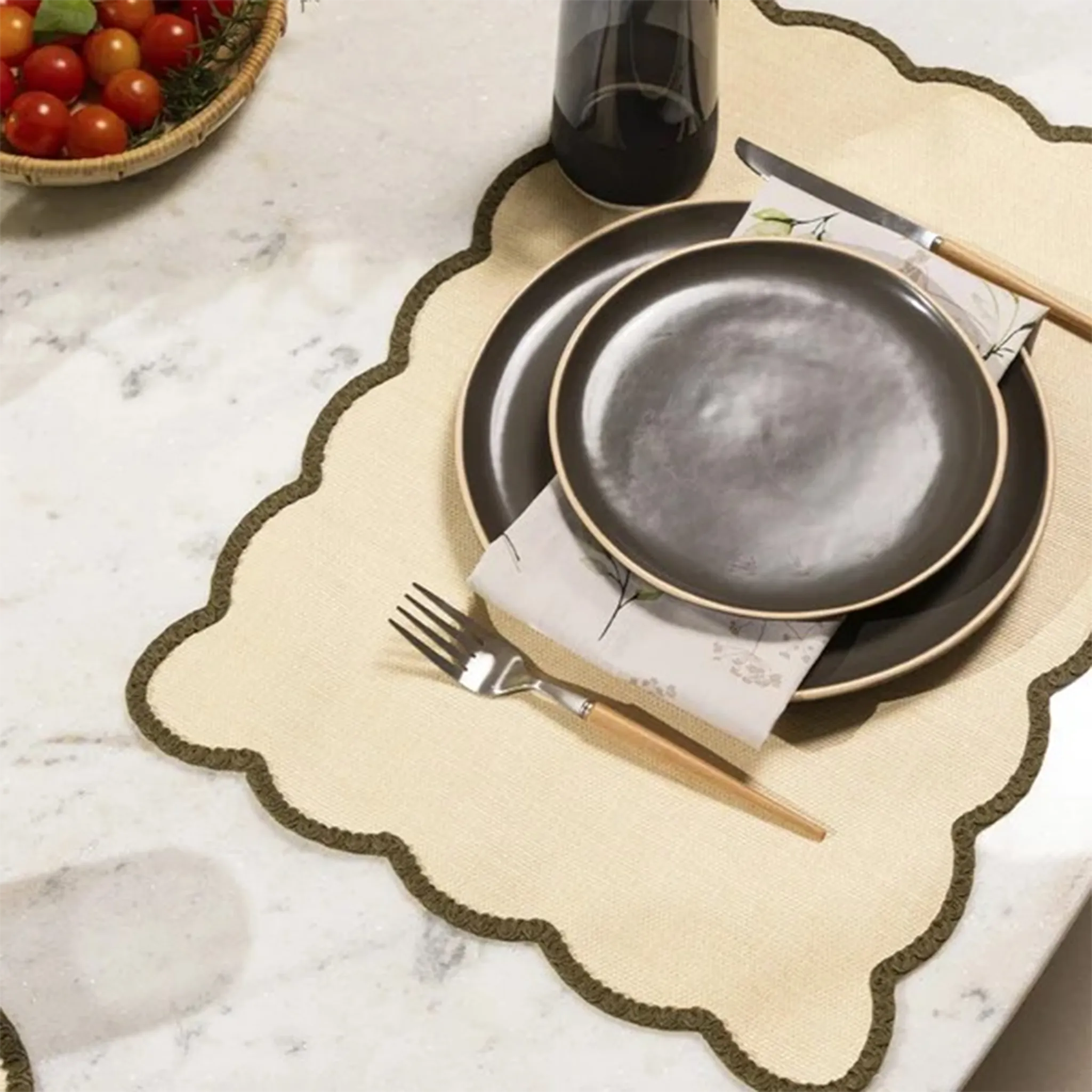 Mesa posta com o Jogo Americano Oliva Nature.