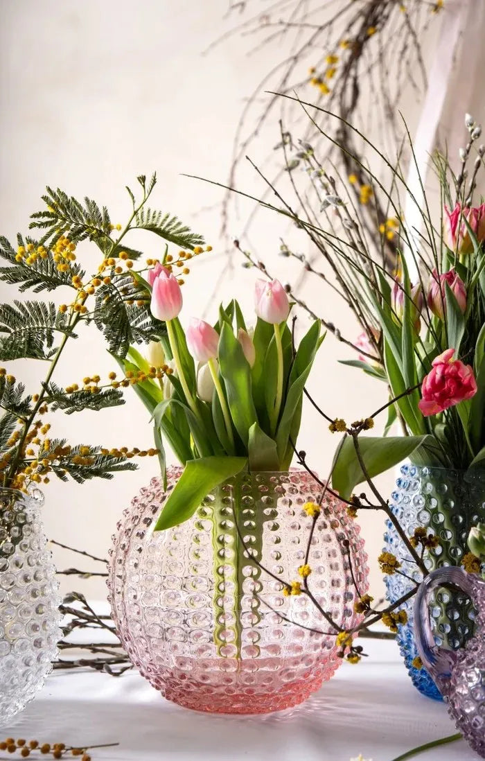 Vasos coloridos da marca Klimchi com flores dentro.