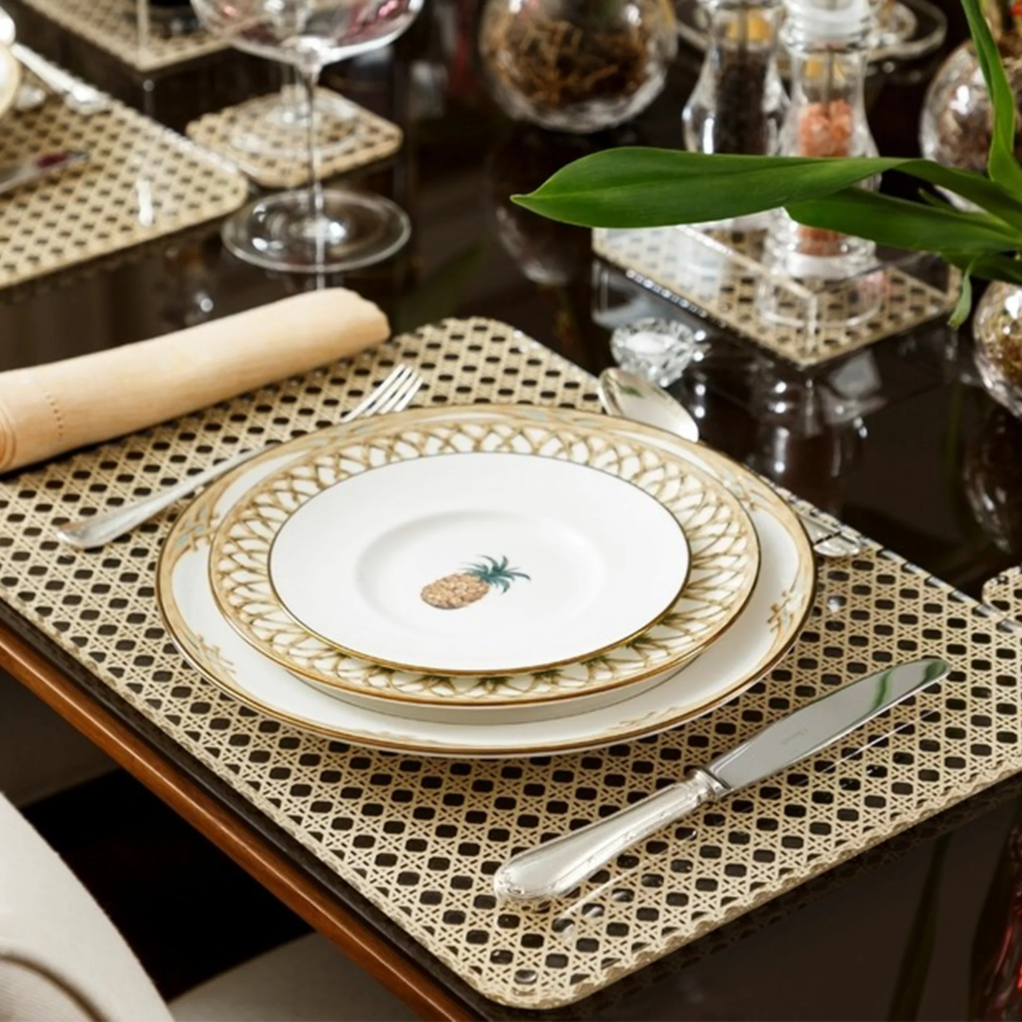 Mesa posta com o Lugar Americano Vienna.