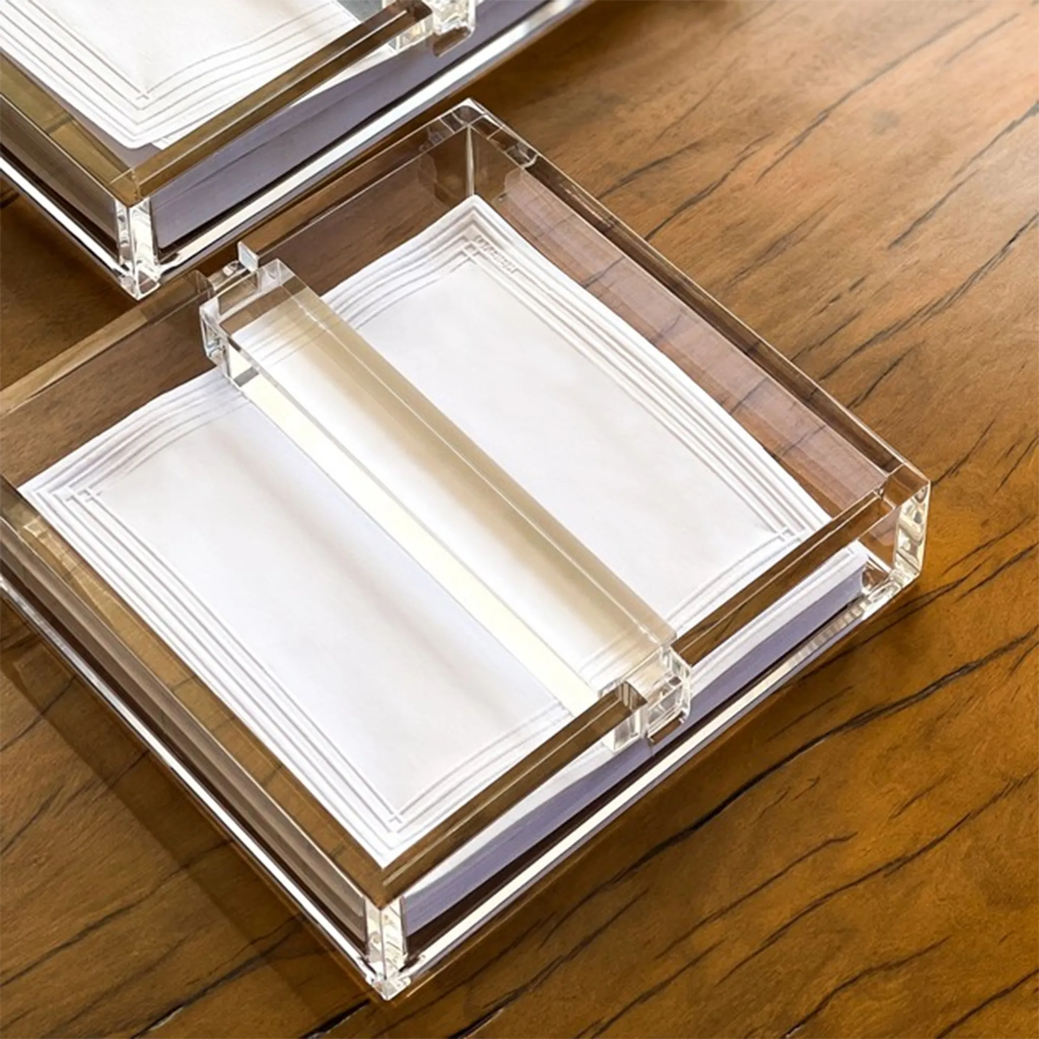 Porta Guardanapo Acrílico M em cima de uma mesa de madeira.