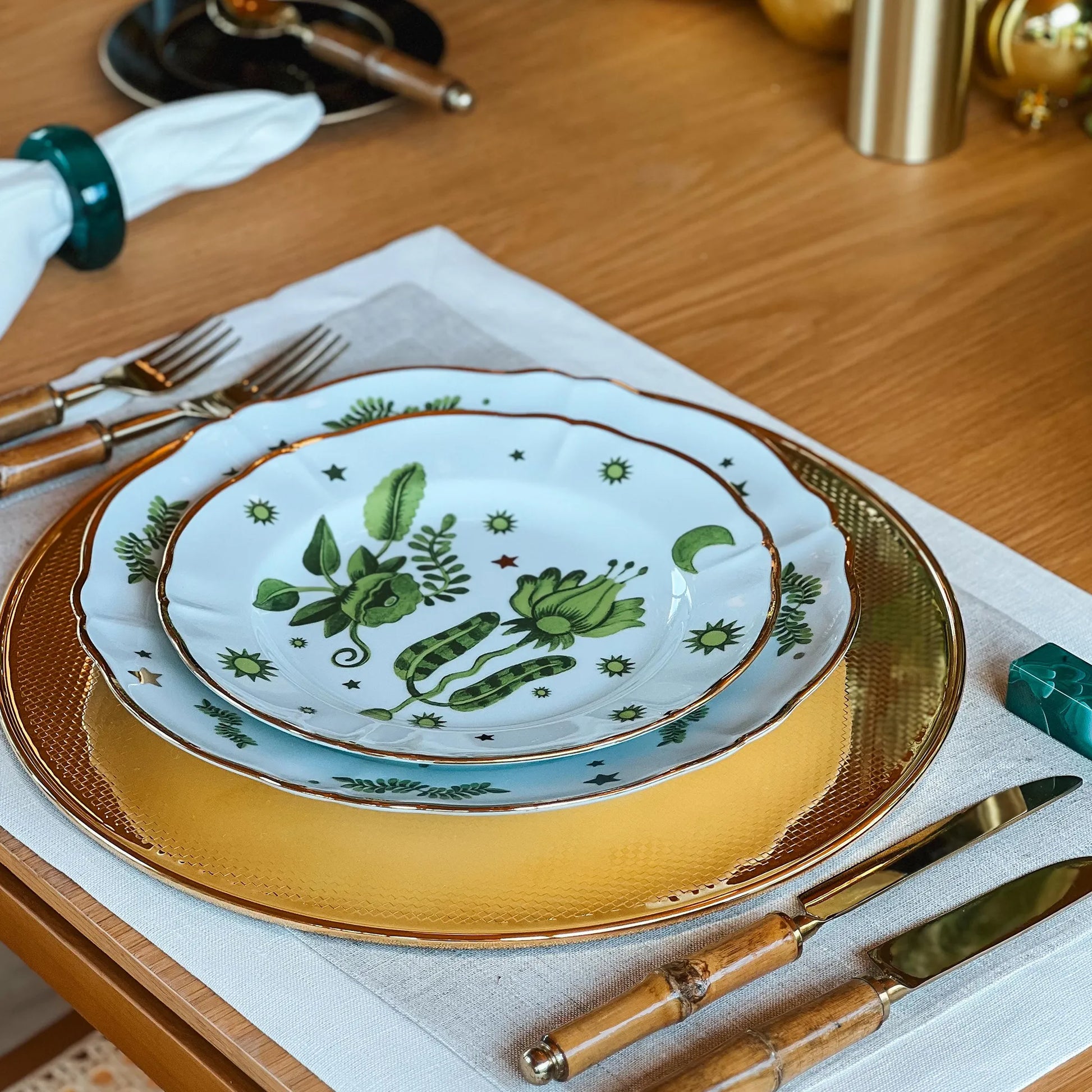 Mesa posta com pratos, talheres, guardanapo de mesa e o Porta Guardanapo Ágata Verde.