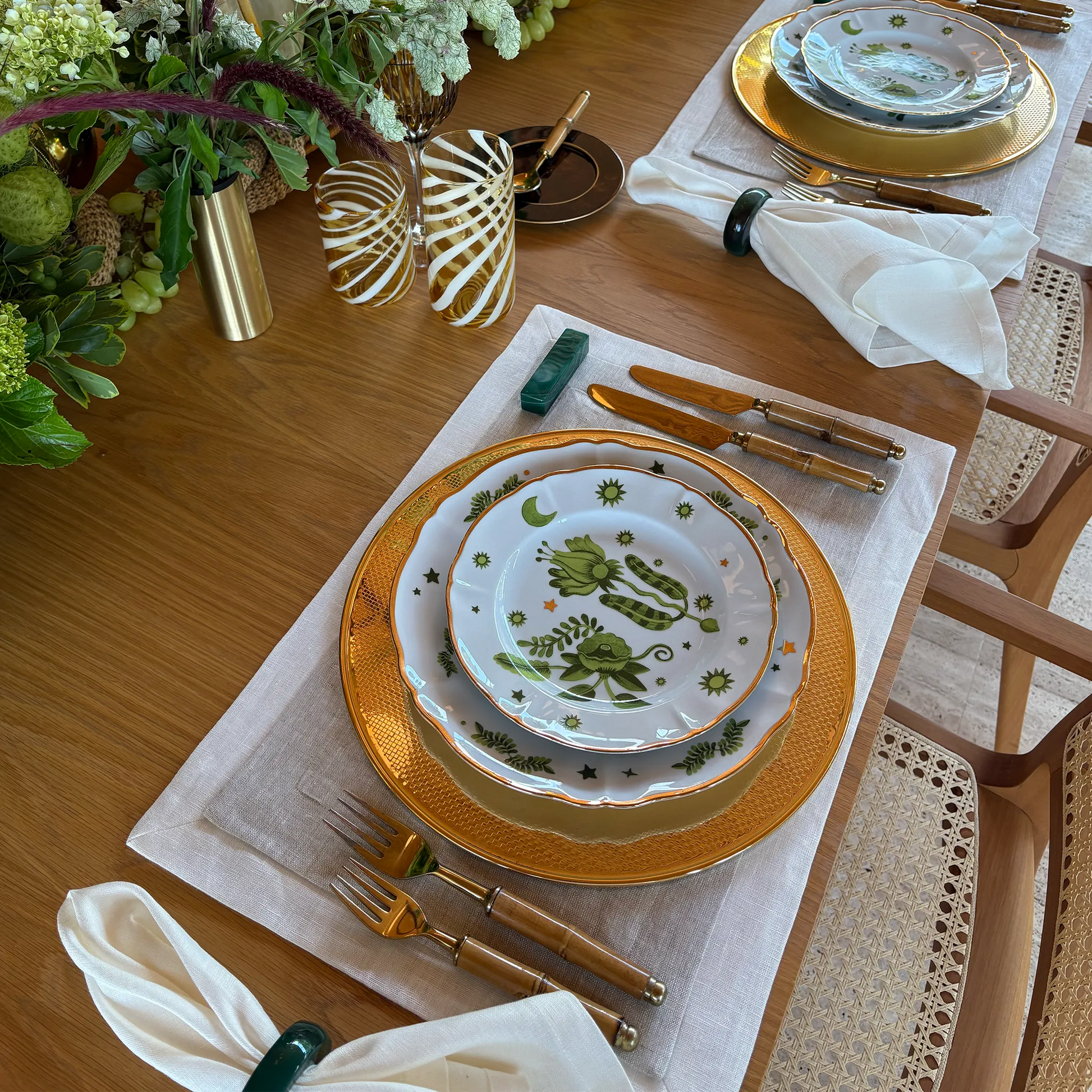 Mesa posta com pratos, talheres, guardanapo de mesa e o Porta Guardanapo Ágata Verde.