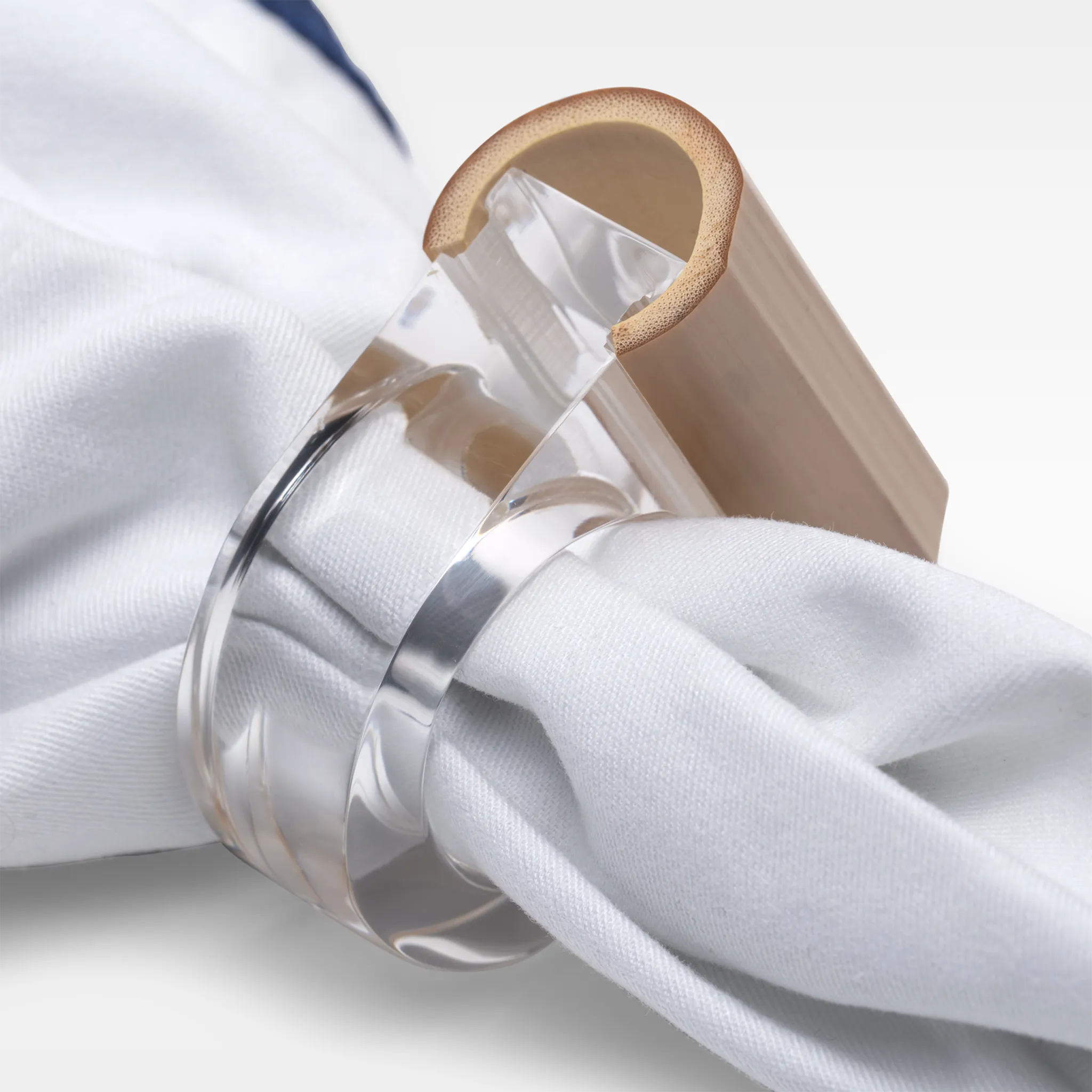 Porta Guardanapo Bambu com guardanapo, mostrando detalhe.