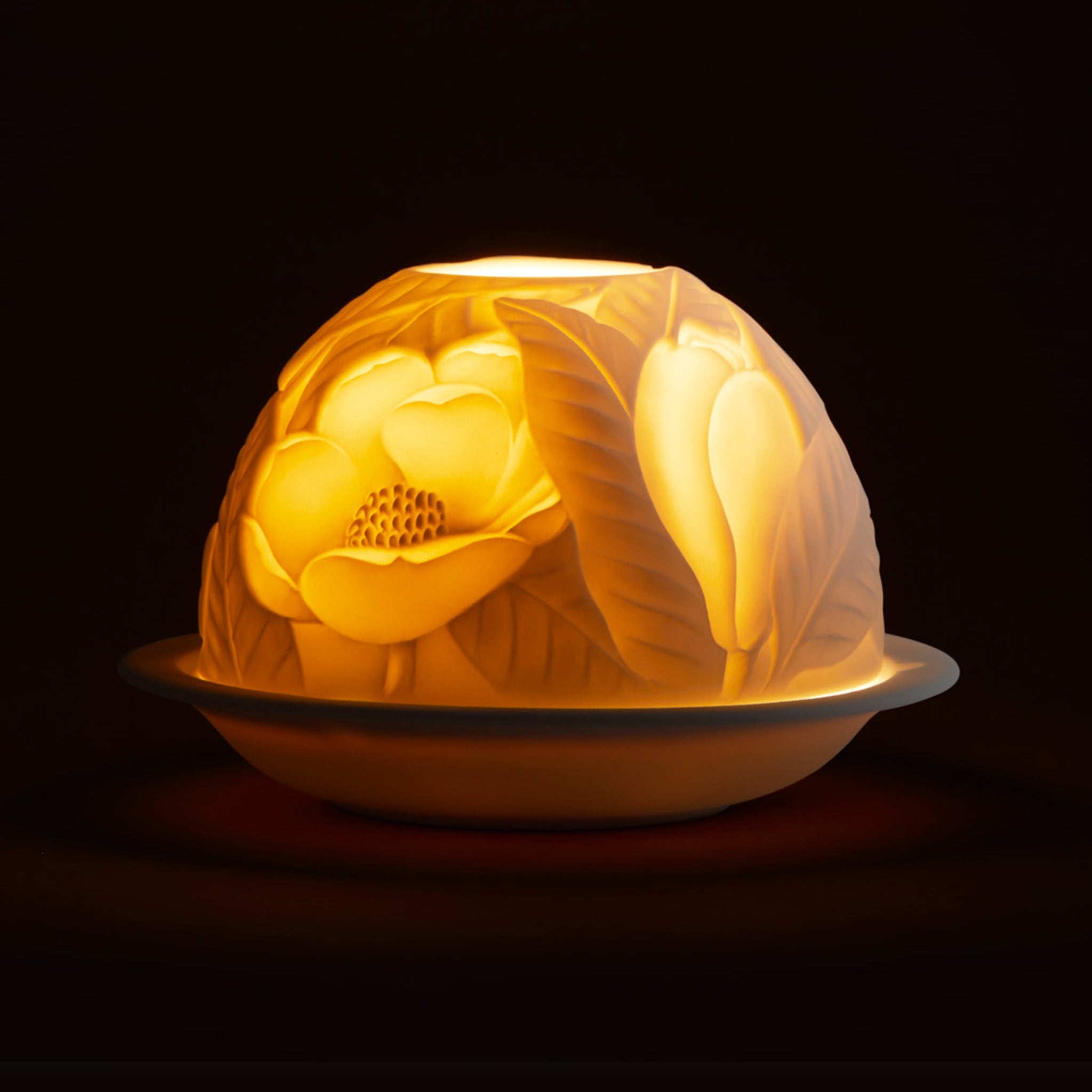 Porta Vela Bernardaud Fleur De Tulipier acesa.