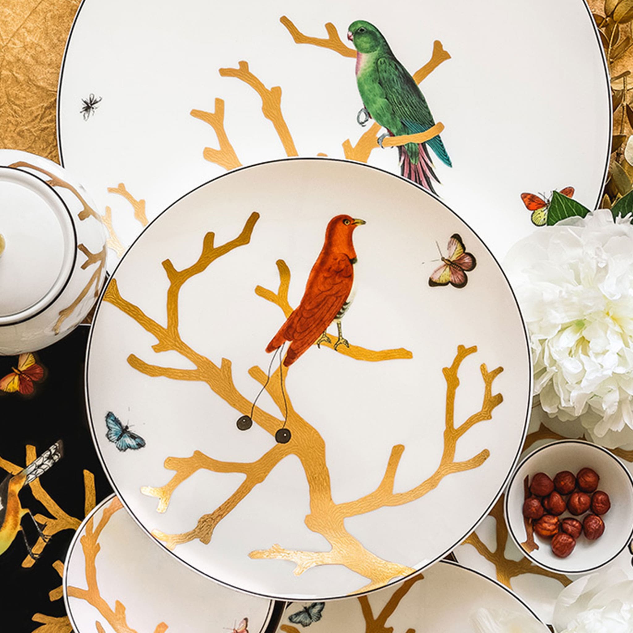 Cena ambientada com o Prato Aux Oiseaux e outros itens da mesma coleção.