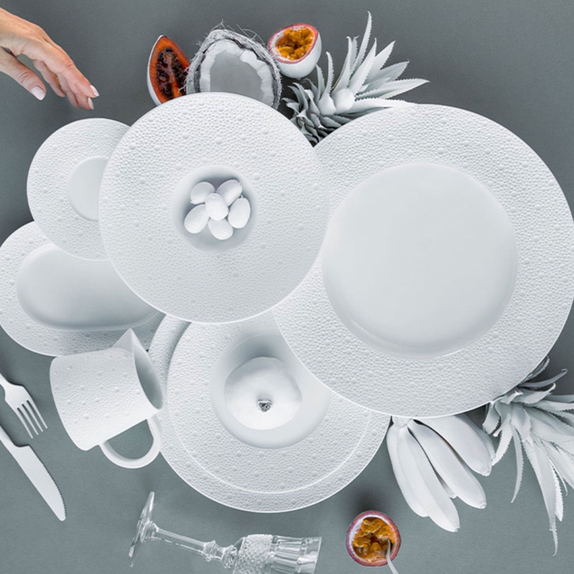 Cena ambientada do Prato Fundo Ecume Branco e outros itens da mesma coleção.