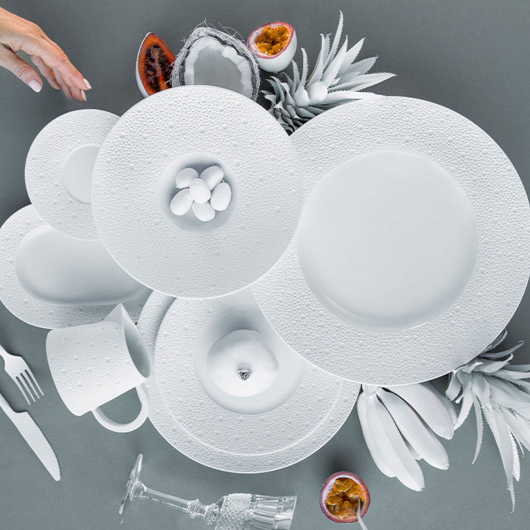 Cena ambientada do Prato Fundo Ecume Branco e outros itens da mesma coleção.