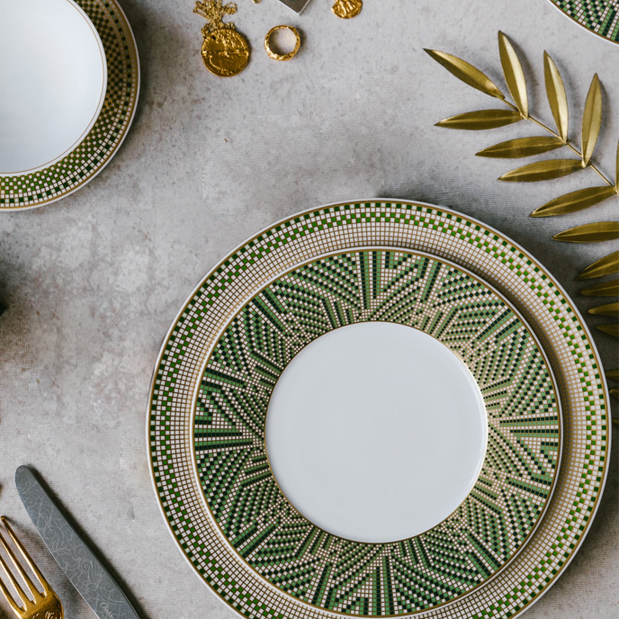 Cena ambientada do Prato Pão Augusta com outros itens da mesma coleção.