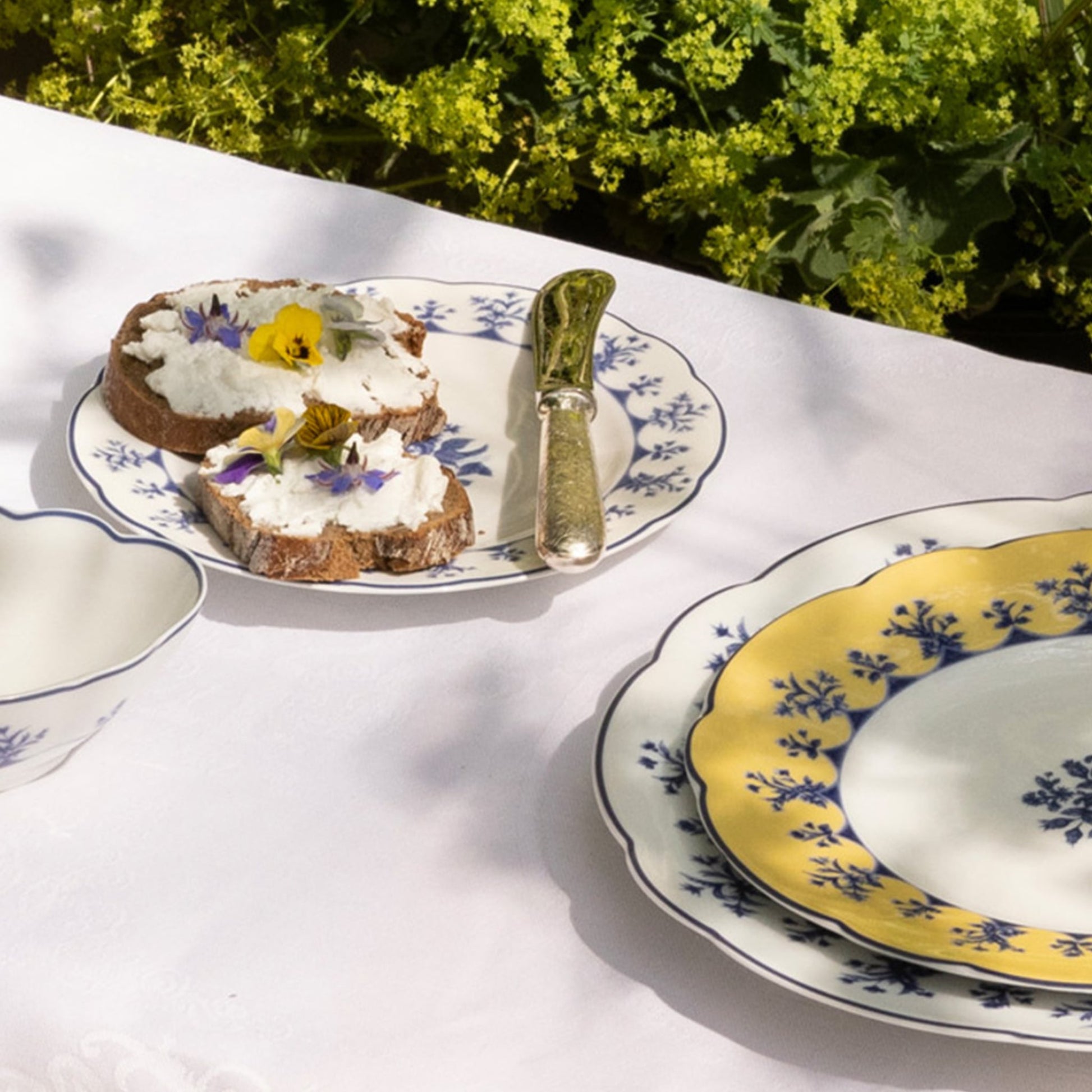 Cena ambientada do Prato Pão Chateaubriand com outros itens da mesma coleção.