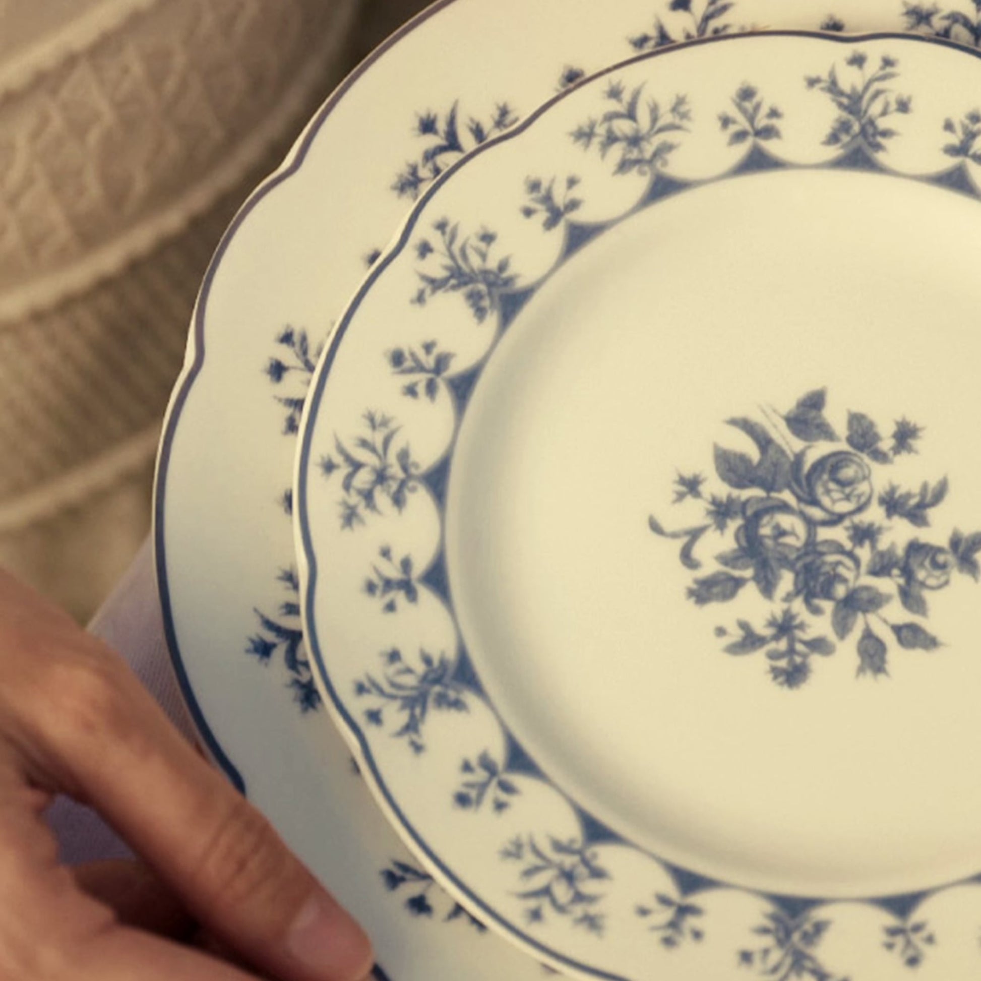 Prato Pão Chateaubriand segurado por uma moça.