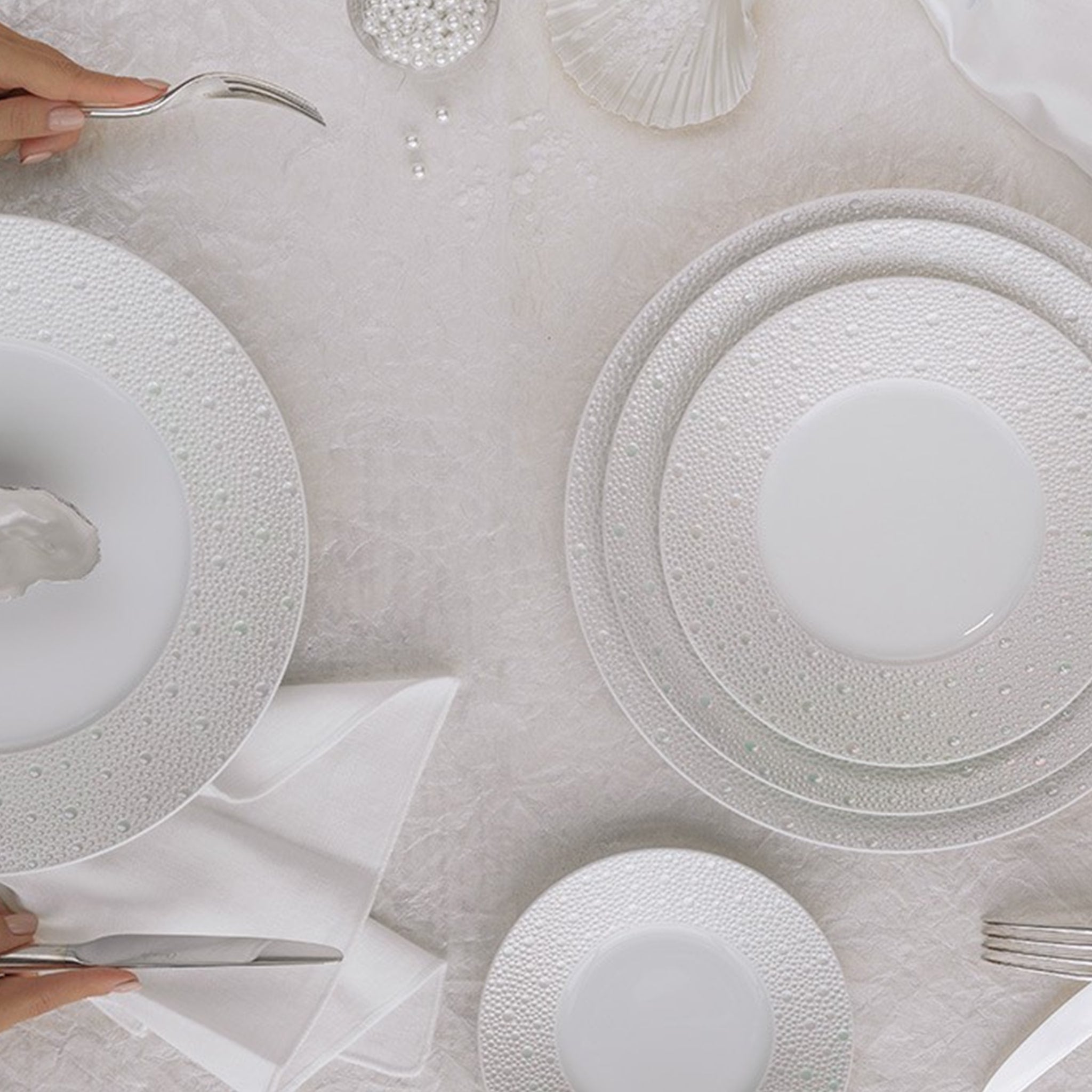 Cena ambientada em mesa com itens da coleção Ecume Pérola.