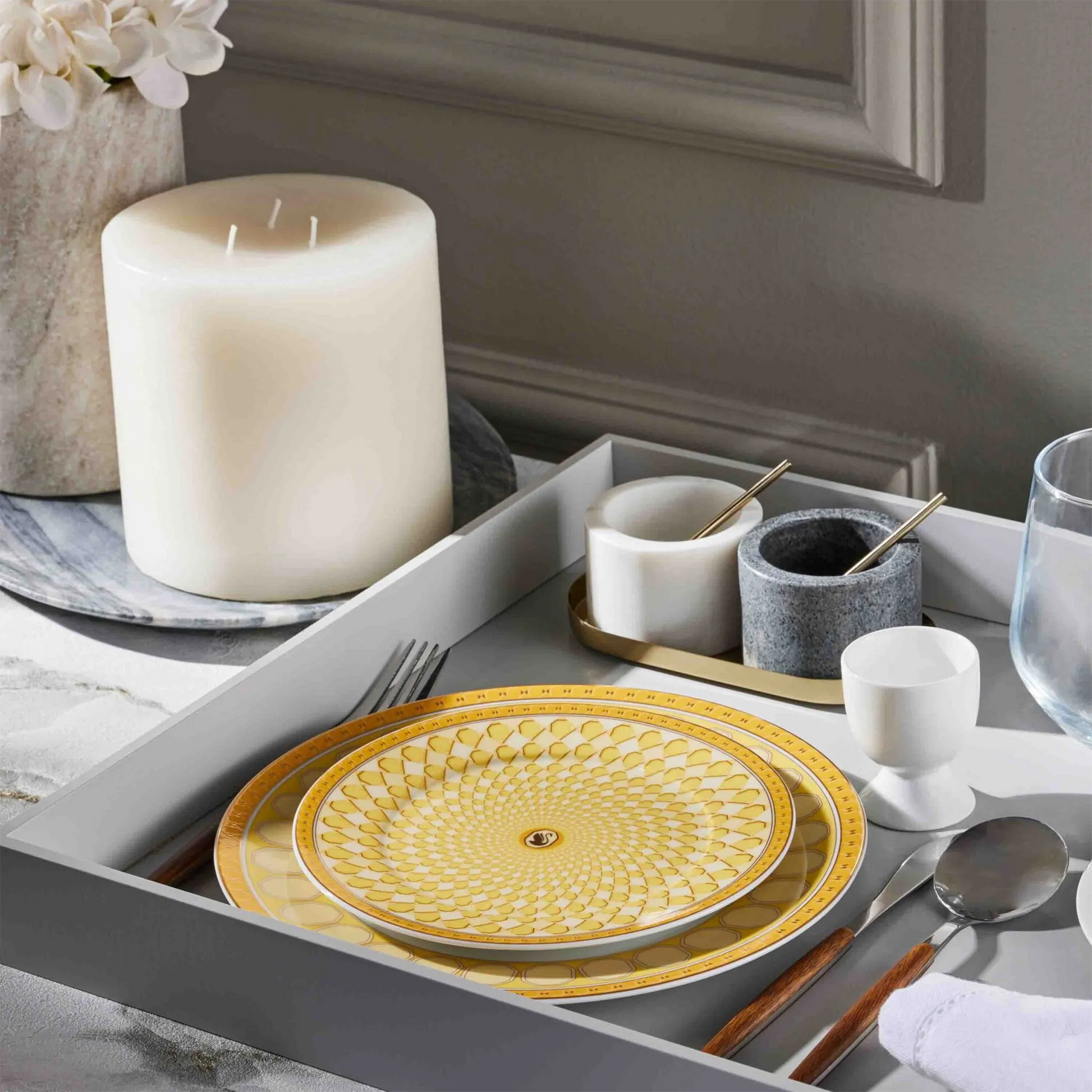 Prato Pão Swarovski Amarelo ambientado em bandeja para café da manhã.