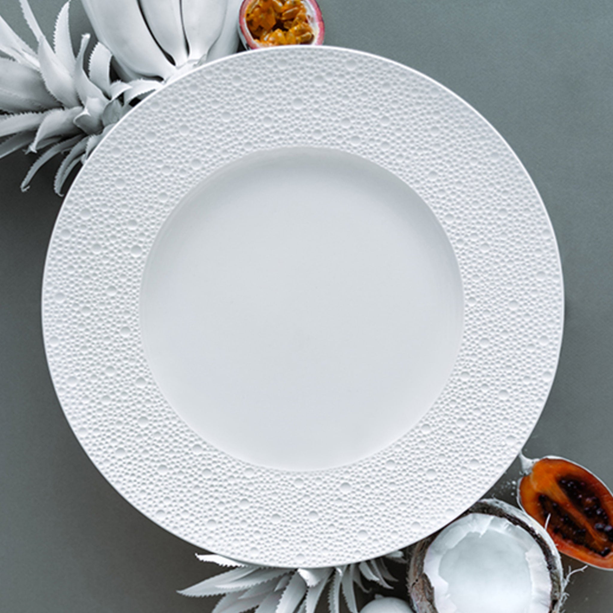 Cena ambientada do Prato Raso Ecume Branco.