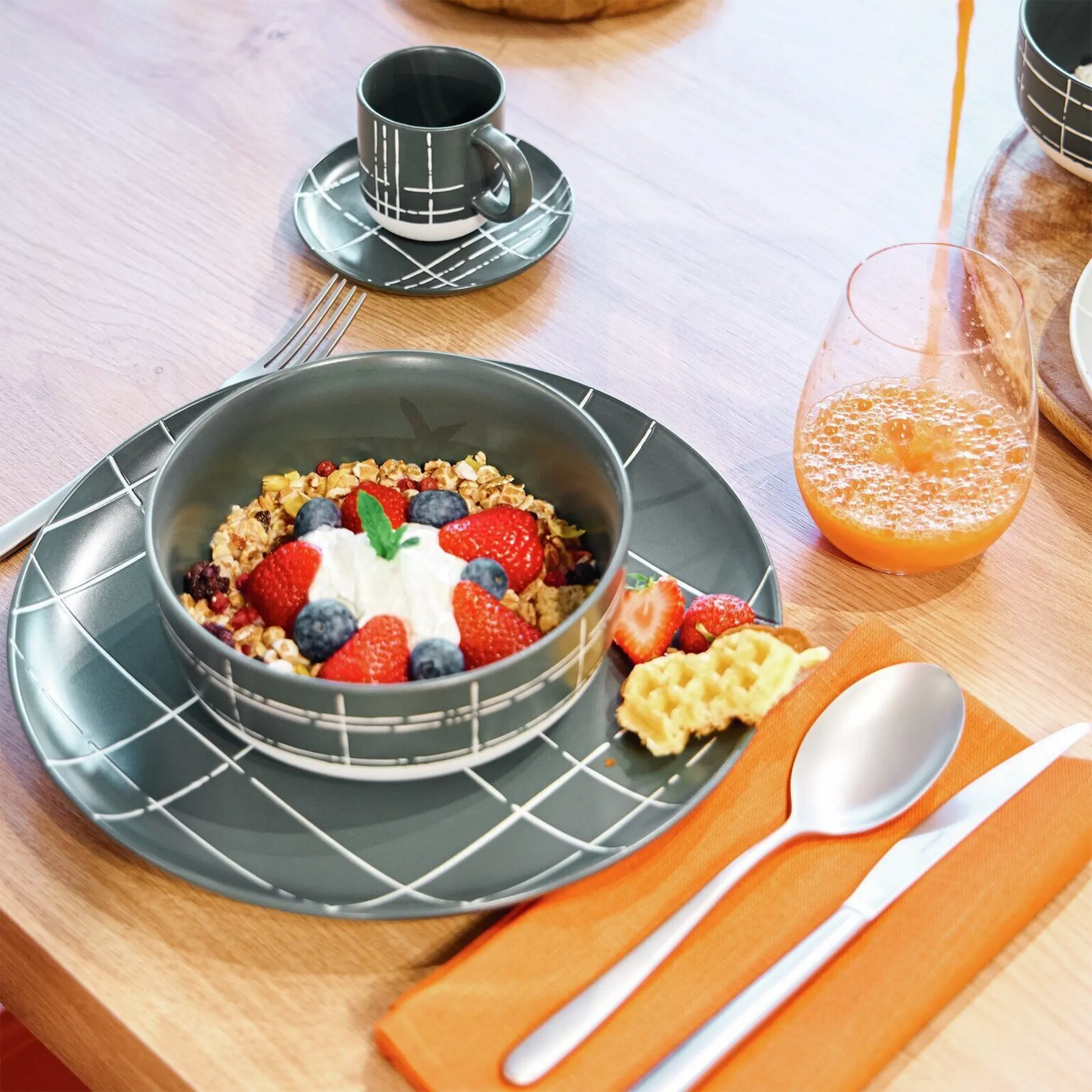 Mesa posta com itens da coleção Karo Verde Escuro em cima de mesa de madeira.